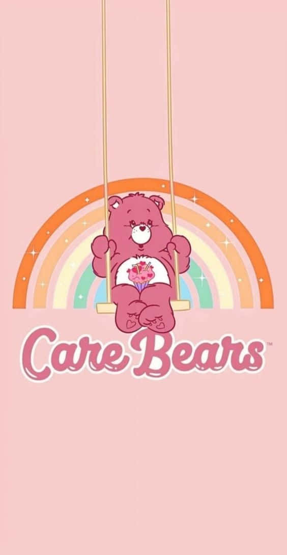 粉紅色Care Bear喺彩虹下嘅鞦韆上，附有標誌