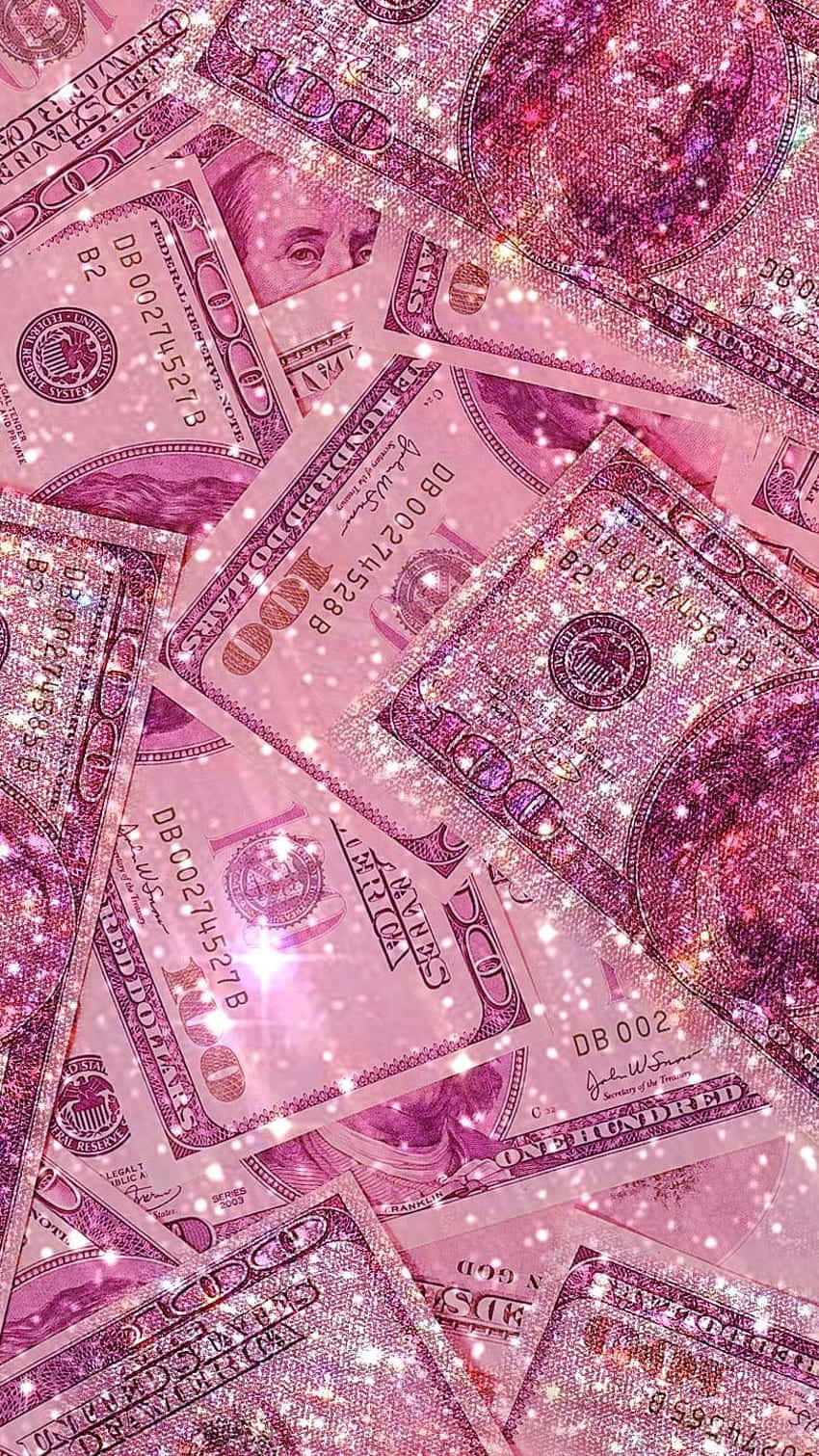 展現我的Baddie風格 壁紙 — 粉紅色閃粉一百美元鈔票散落在閃閃發光的華麗堆中。