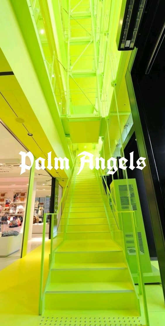 現代商店中的螢光綠色樓梯，帶有裸露橫樑和明亮燈光。