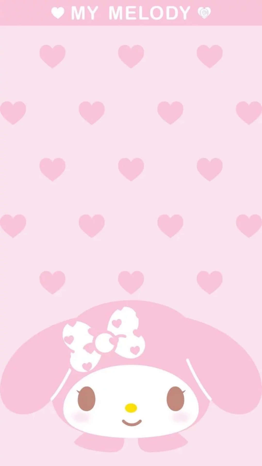 展現經典My Melody 壁紙 — My Melody 粉紅色兔仔戴住心形蝴蝶結，喺柔和粉紅色心形圖案背景前向觀眾微笑。