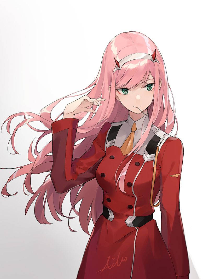 粉紅色頭髮和紅色制服的動漫女孩戴著惡魔角。