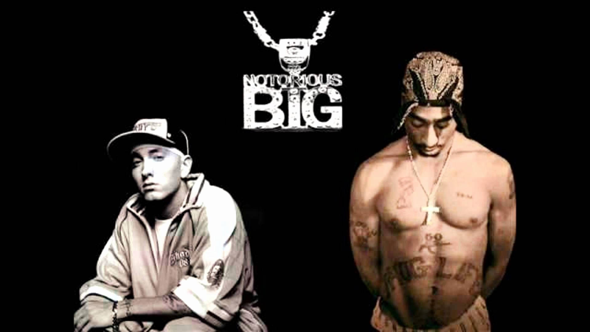 兩位嘻哈藝術家在「Notorious BIG」標誌下擺姿勢。