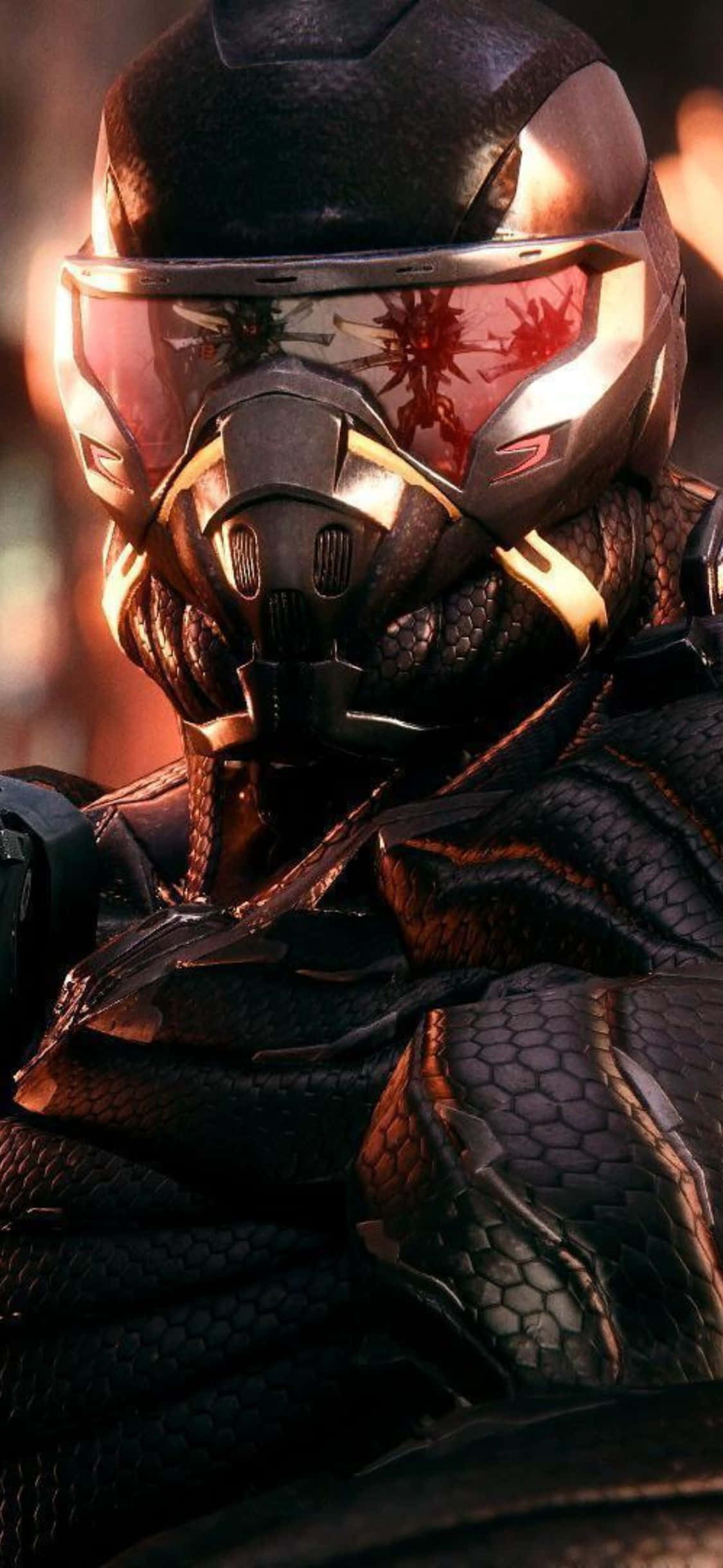 展示 iPhone X 遊玩 Crysis 3 壁紙 — 未來裝甲戰士的頭盔在溫暖金色光線中反射血腥暴力的特寫。