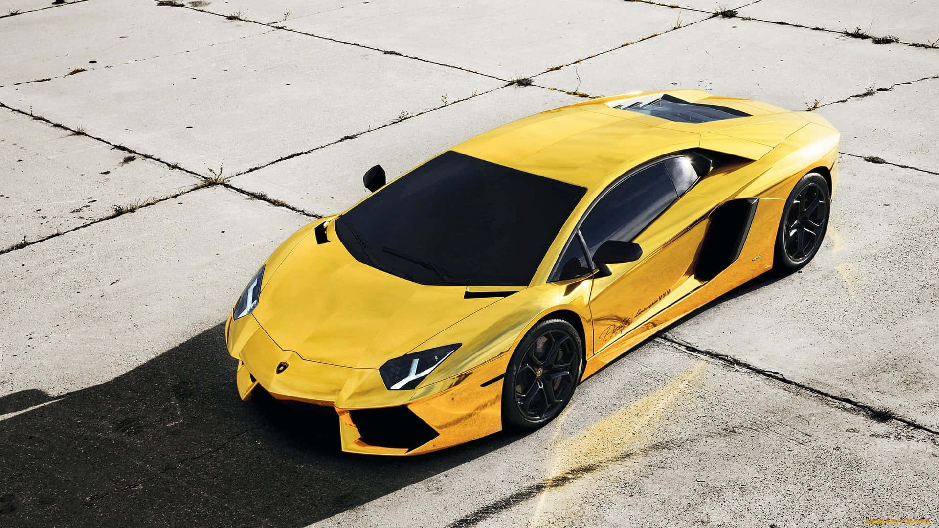 黃色林寶堅尼 Aventador 停泊在龜裂的混凝土上，陽光普照。