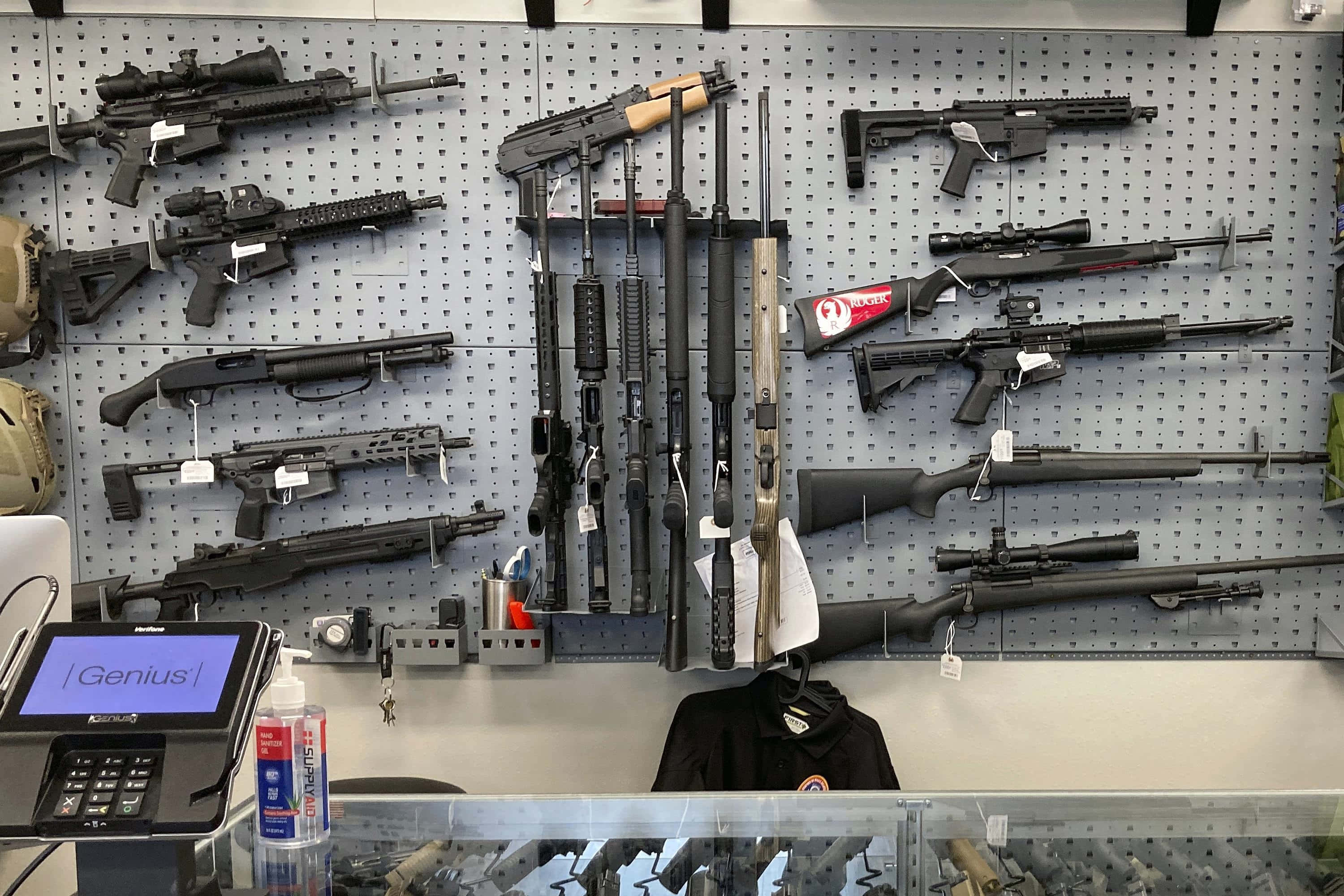 展示多款槍械的槍店 壁紙