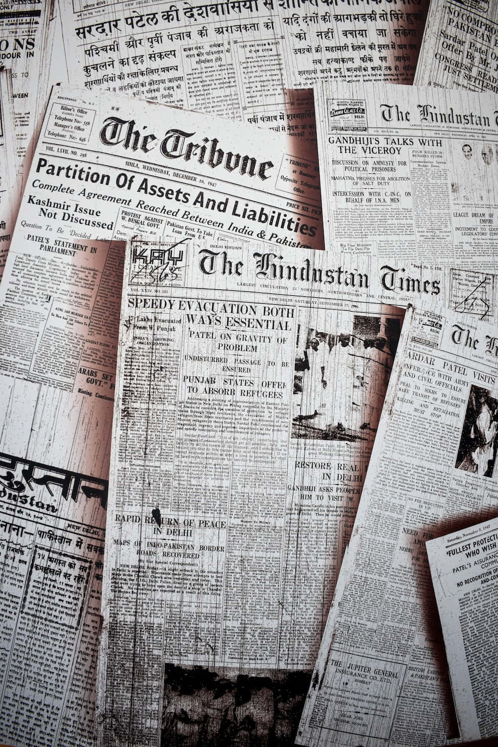 展示昔日新聞業風貌的舊報紙 壁紙 — 一張拼貼畫，展示印度舊報紙，頭條新聞關於歷史政治事件和甘地的演講。