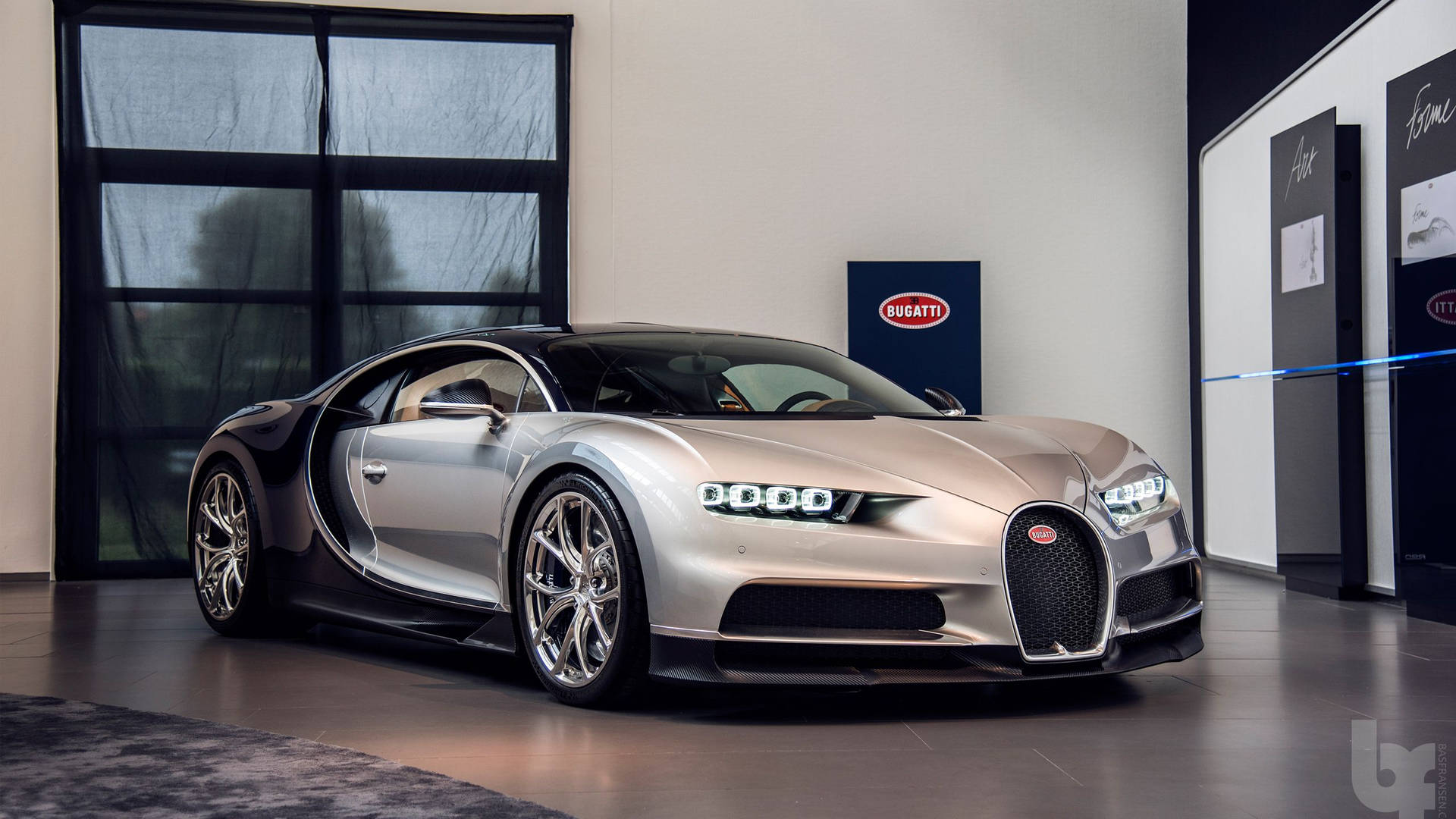 銀色Bugatti Chiron在豪華車陳列室中打開車門。