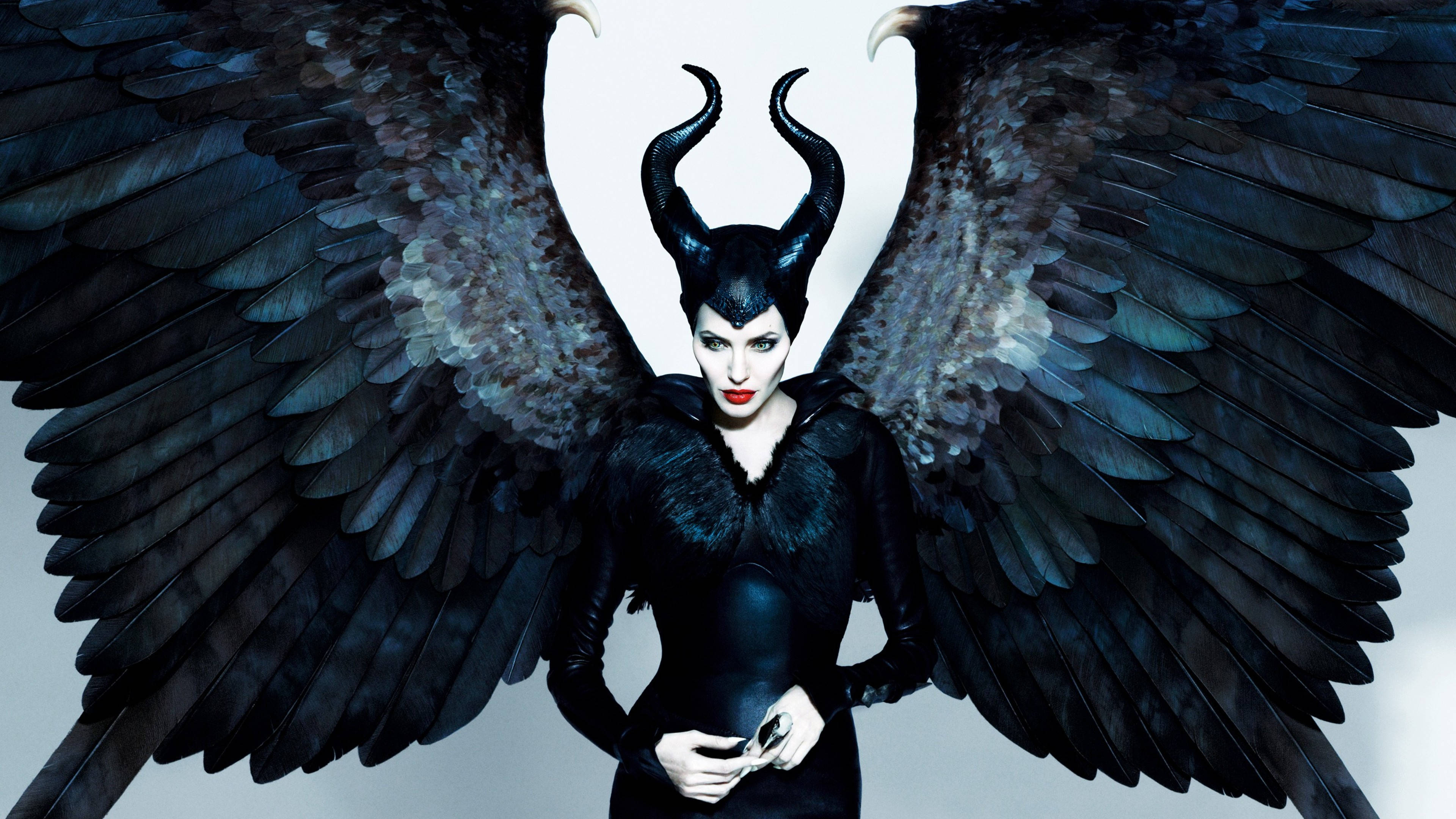 展翅的魔法女 壁紙 — 一位黑翼女性反派，長有黑色角和羽毛翅膀，在純白背景下強烈凝視。