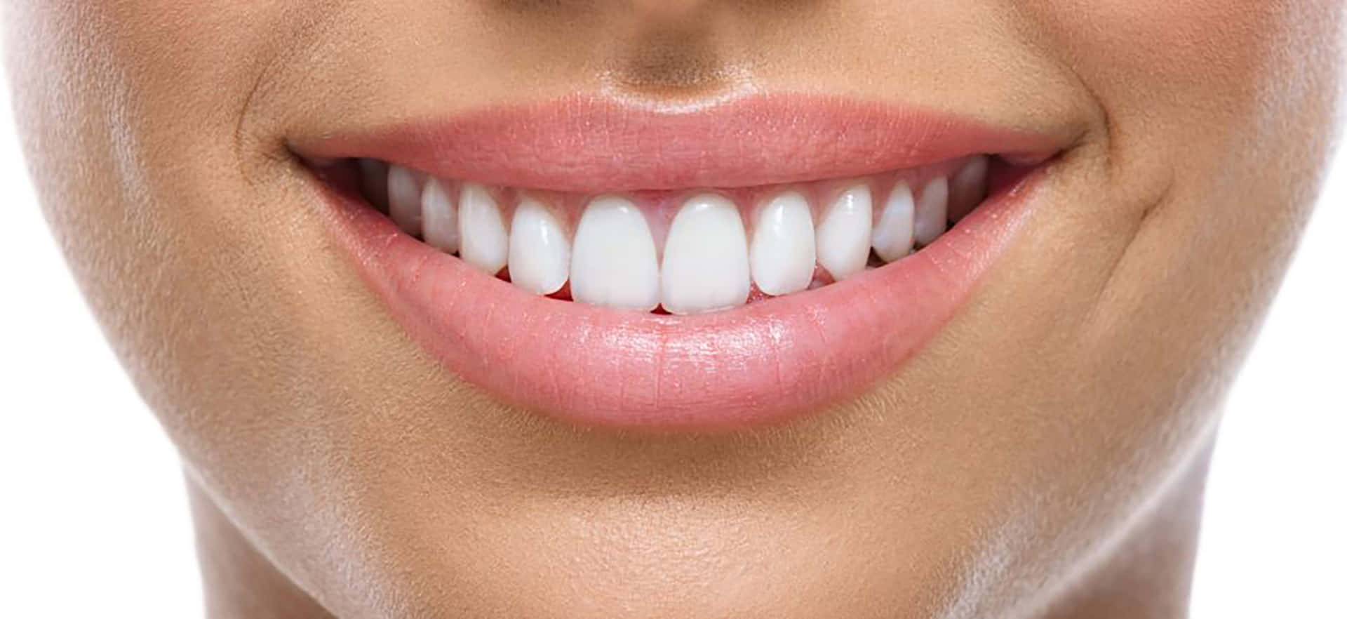 一個人的明亮笑容近距離特寫，露出白色牙齒和粉紅色嘴唇。
