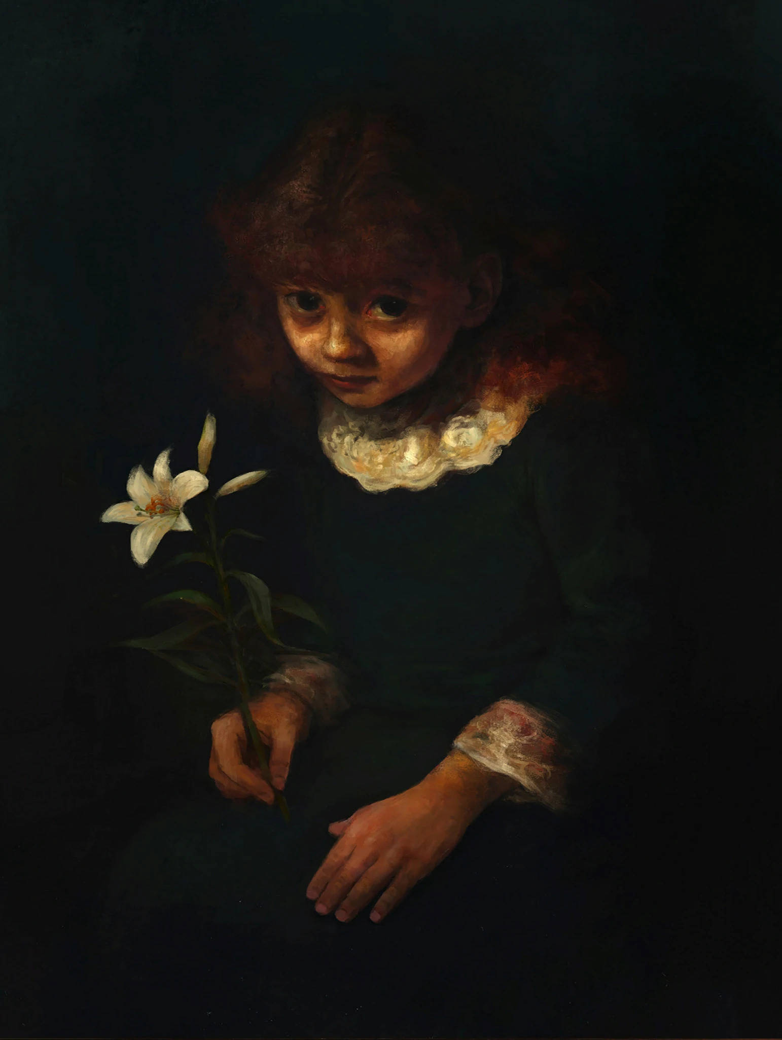 《層層恐懼》女兒 壁紙 — 一個穿著深色衣服的莊嚴少女，在深邃陰暗的背景前手持一朵白色百合花。
