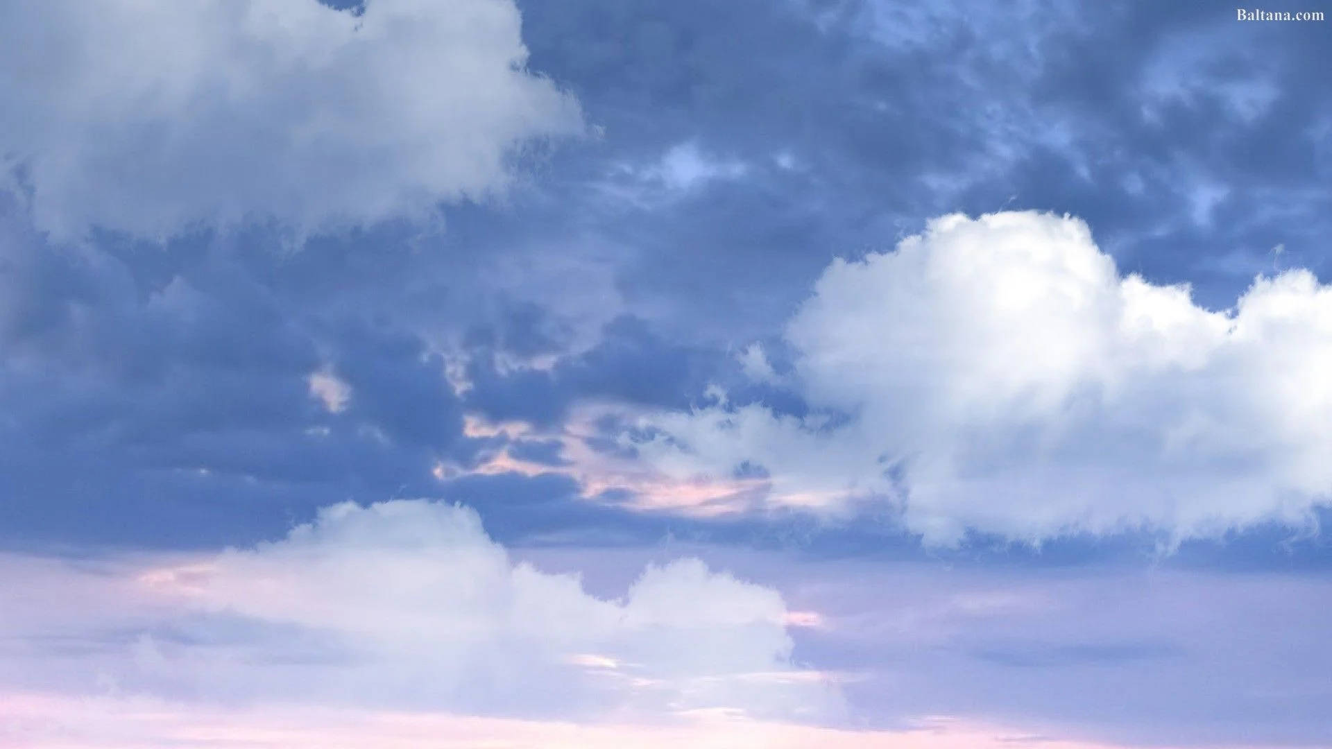 層疊塊狀雲美學桌面壁紙 壁紙 — 廣闊的天空塗上柔和的粉紅色和藍色調，雲彩在黃昏時分飄過地平線。