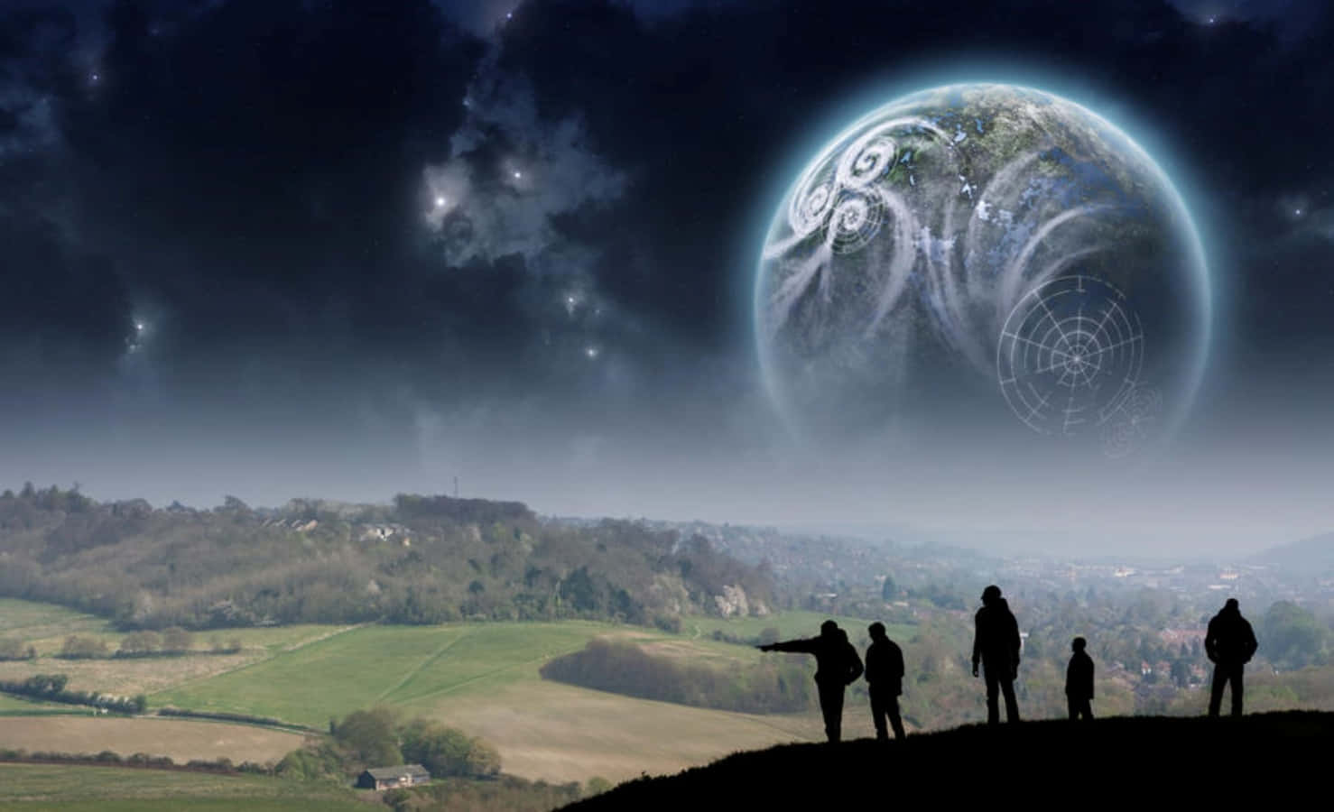 Terraforming 桌布 壁紙 — 山丘上的剪影人物仰望一個巨大的發光外星行星，懸浮在夜晚霧氣瀰漫的鄉村上空。