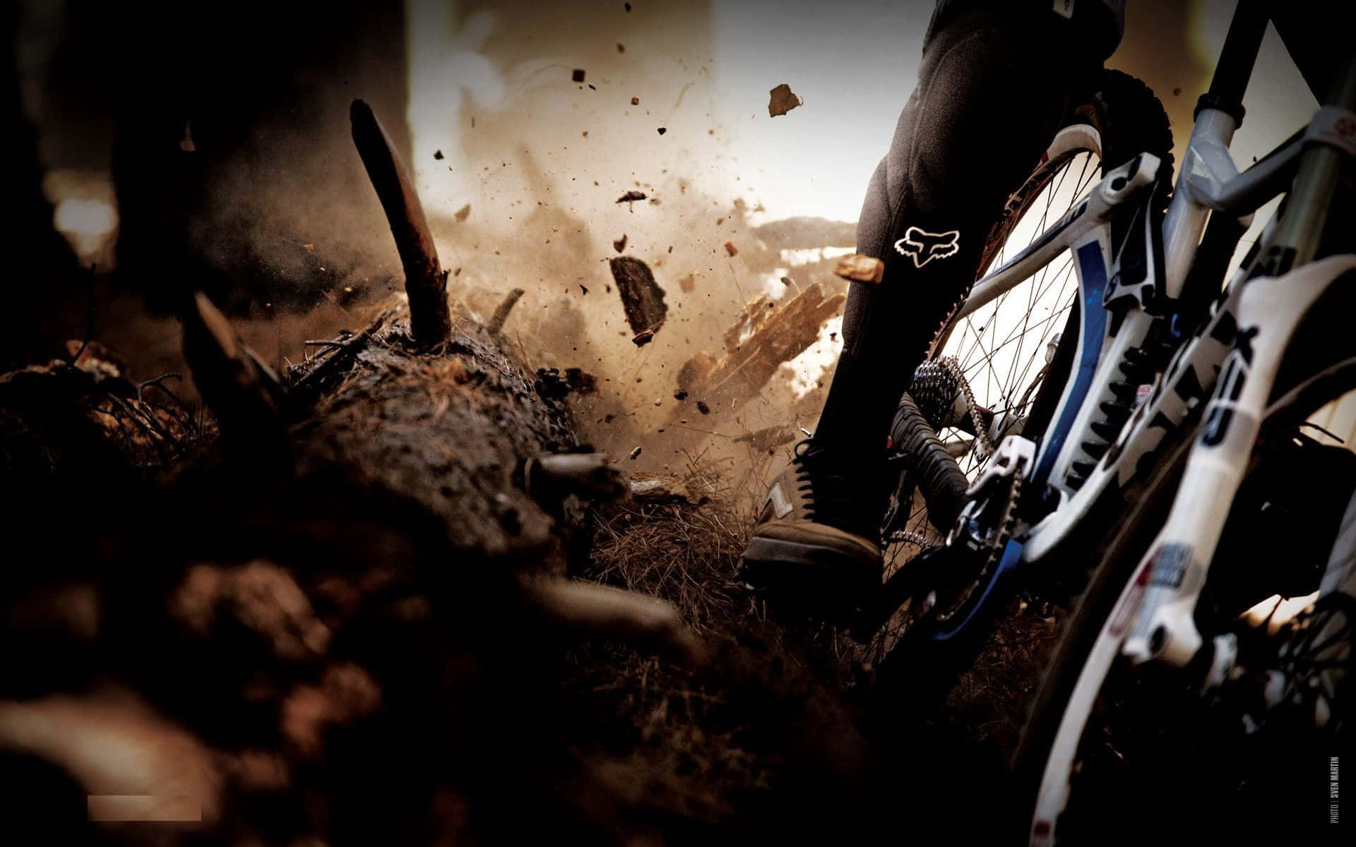 Mtb 桌布 壁紙 — 山地車靴踢起泥土和碎屑，單車前輪在泥濘地形中濺起水花。