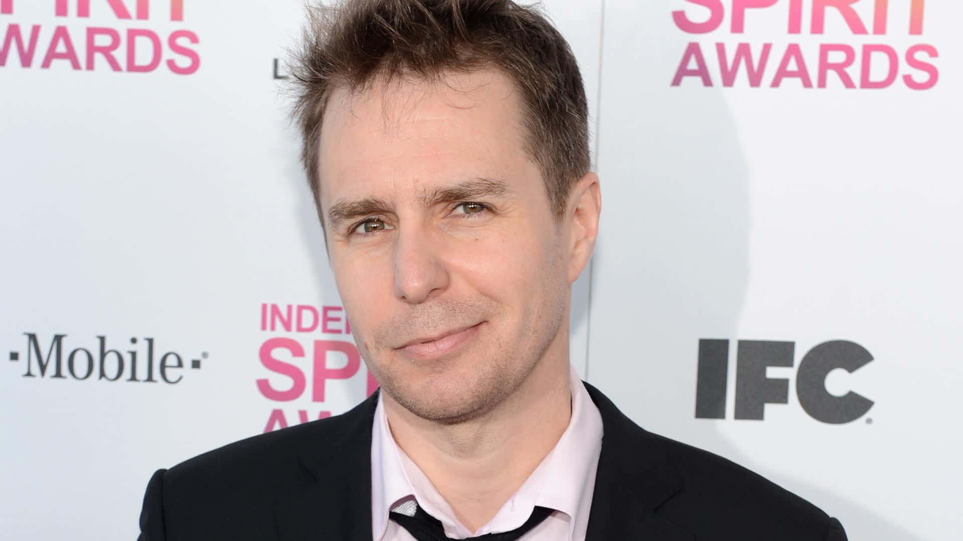 男子身穿西裝在 Spirit Awards 活動中微笑。