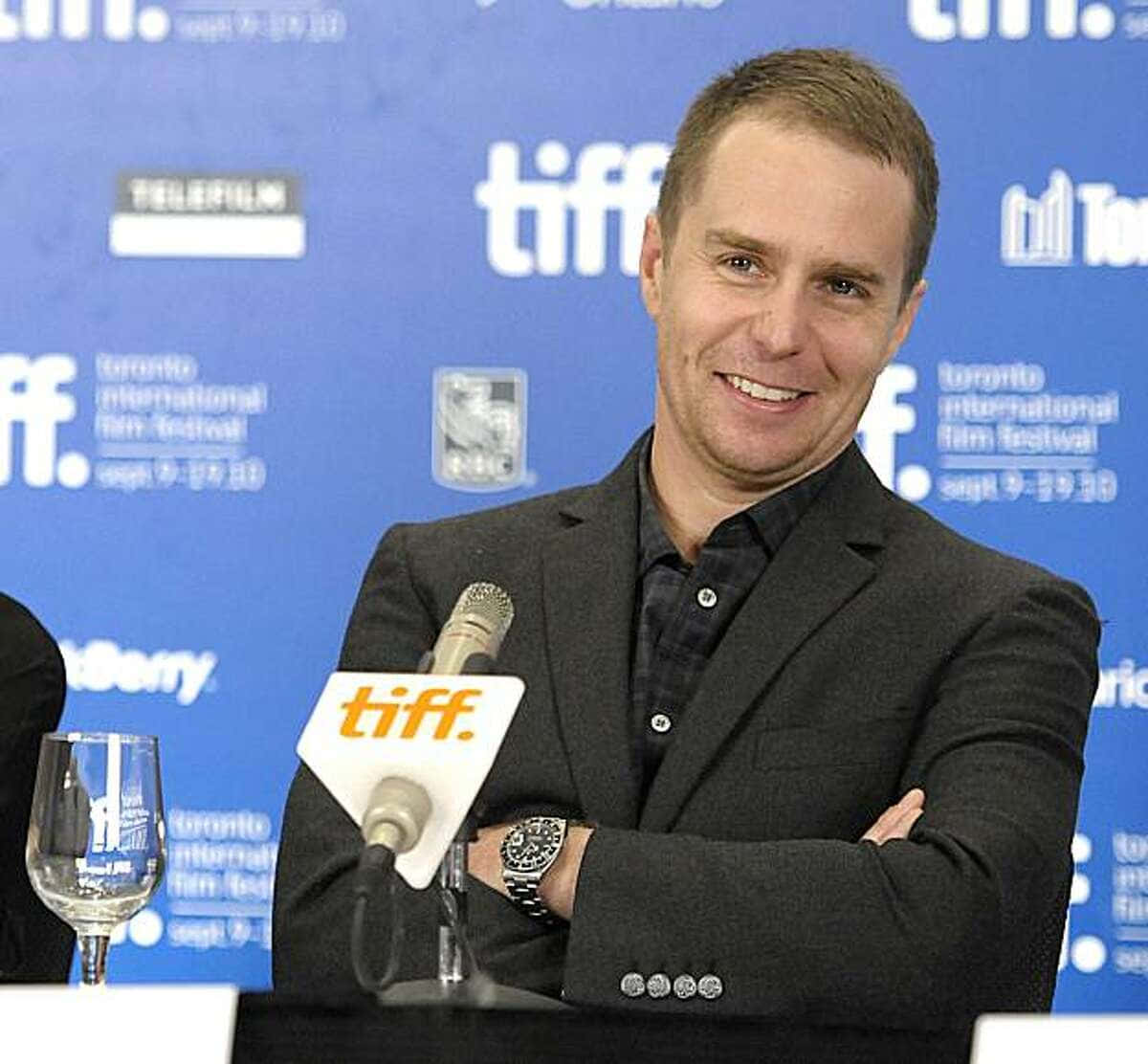 西裝男子在TIFF記者會上微笑