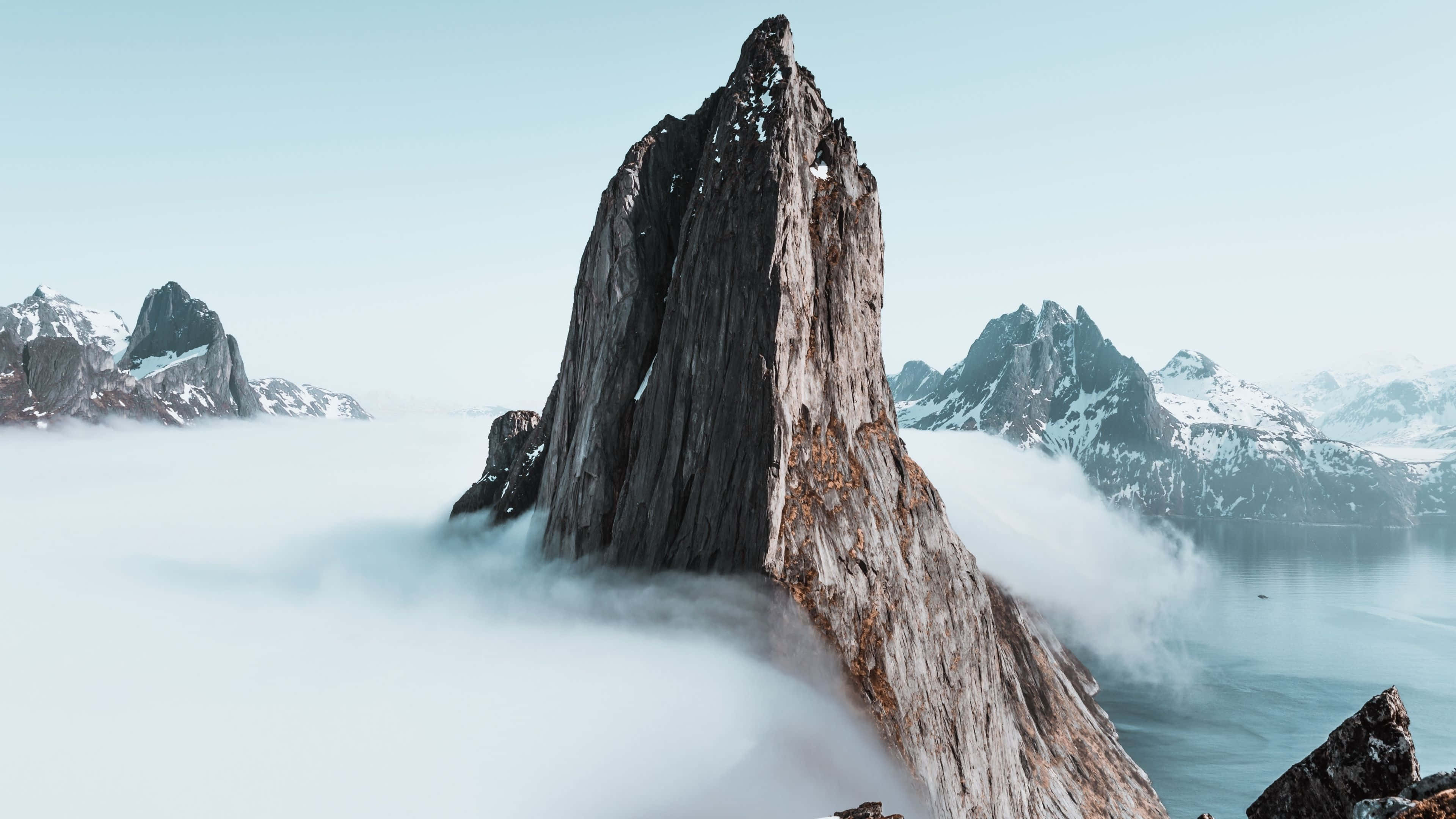 山巒與雲霧背景 壁紙
