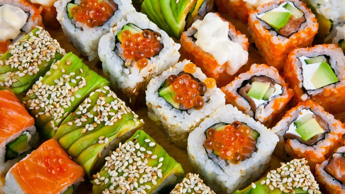 各種壽司卷配牛油果、三文魚、飛魚籽和芝麻，置於木板上