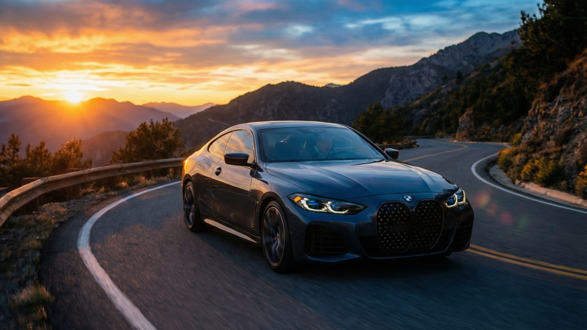 黑色BMW雙門跑車在金色日落時分行駛在山路上。