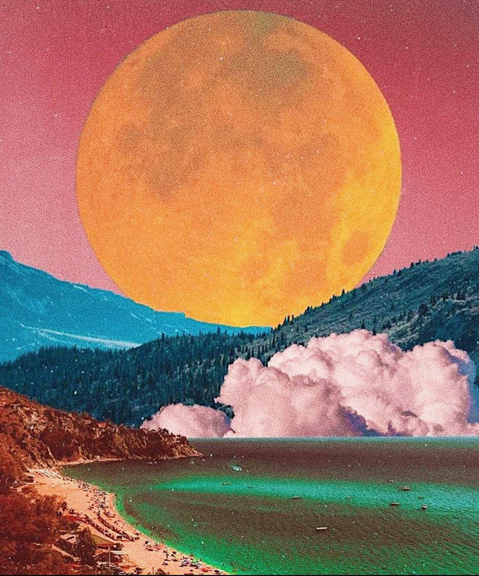 山景日落嬉皮美學 壁紙 — 超現實景觀，一輪巨大的橙色月亮從藍綠色山脈升起，粉紅色天空下，碧綠湖面上有粉紅色的雲。