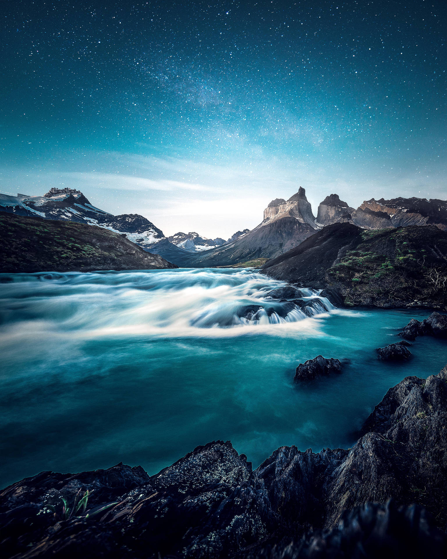星空下，碧綠的河流流淌，山頂積雪。