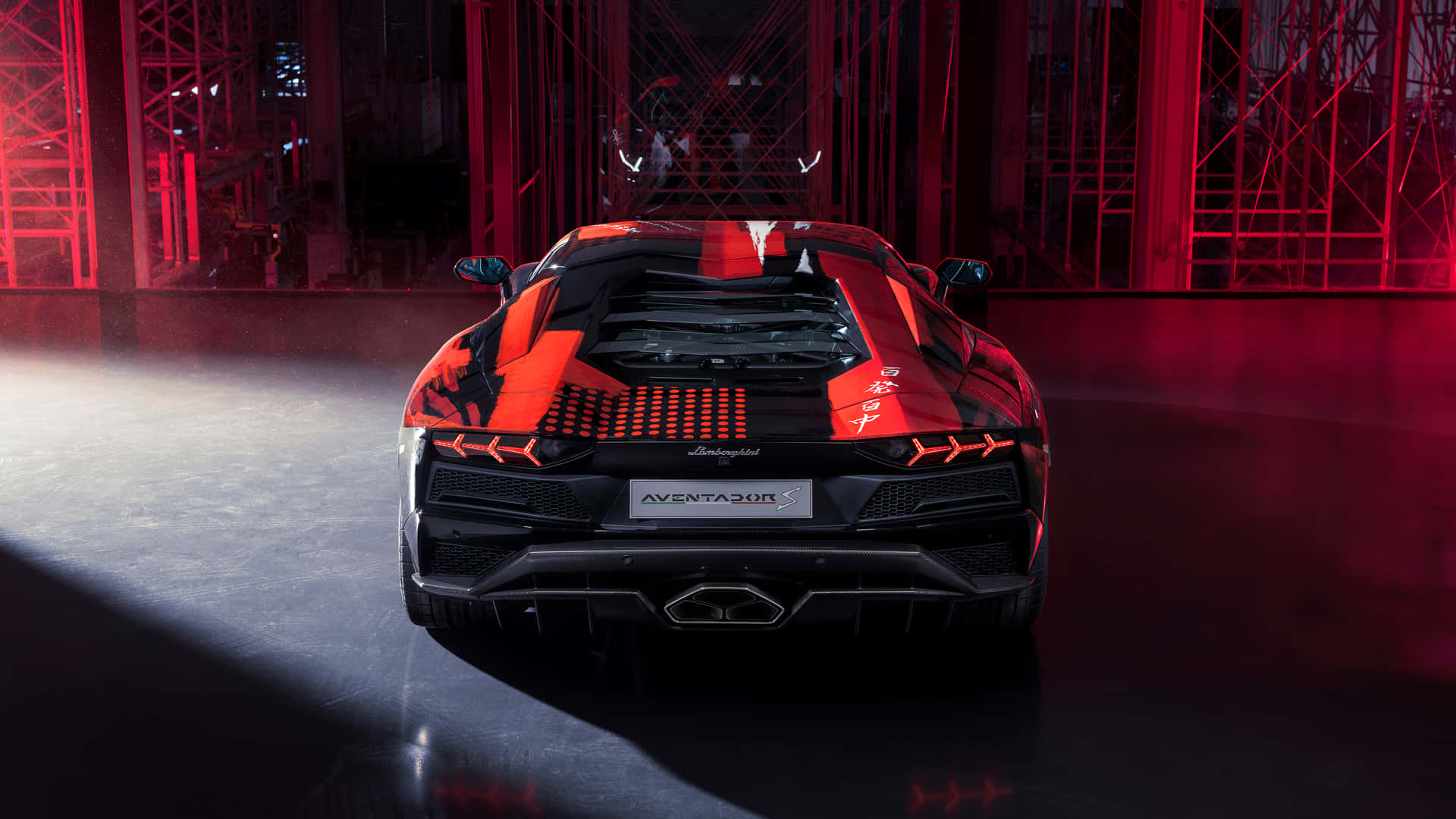 紅色和黑色的林寶堅尼 Aventador SVJ 在黑暗工業空間中，帶有紅色燈光。