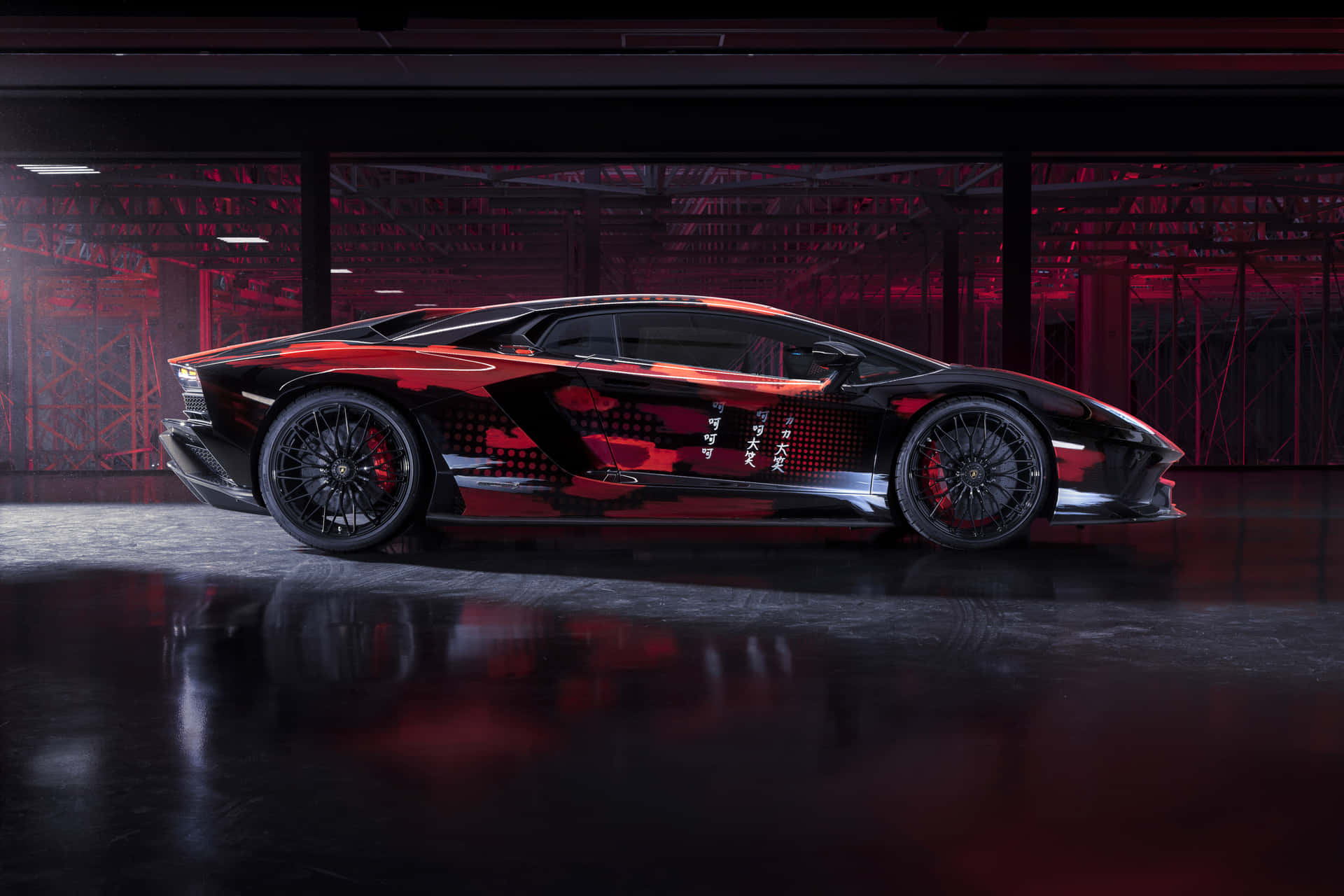黑色林寶堅尼 Aventador 帶有紅色亮點和日文字元，停放在昏暗的紅色燈光車庫中。