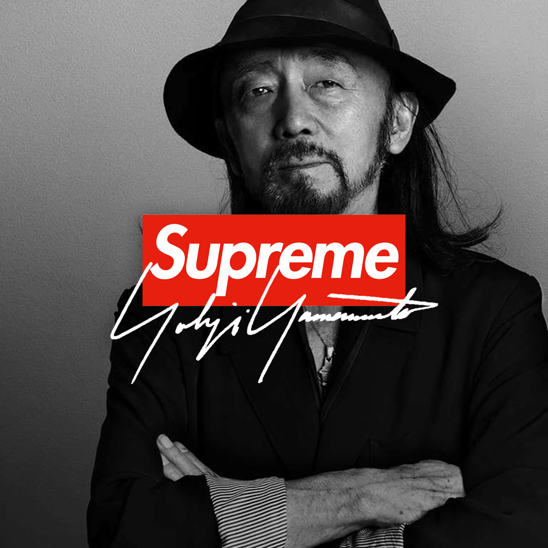 戴紳士帽交叉雙臂的男子，黑白照片疊加紅色Supreme標誌。