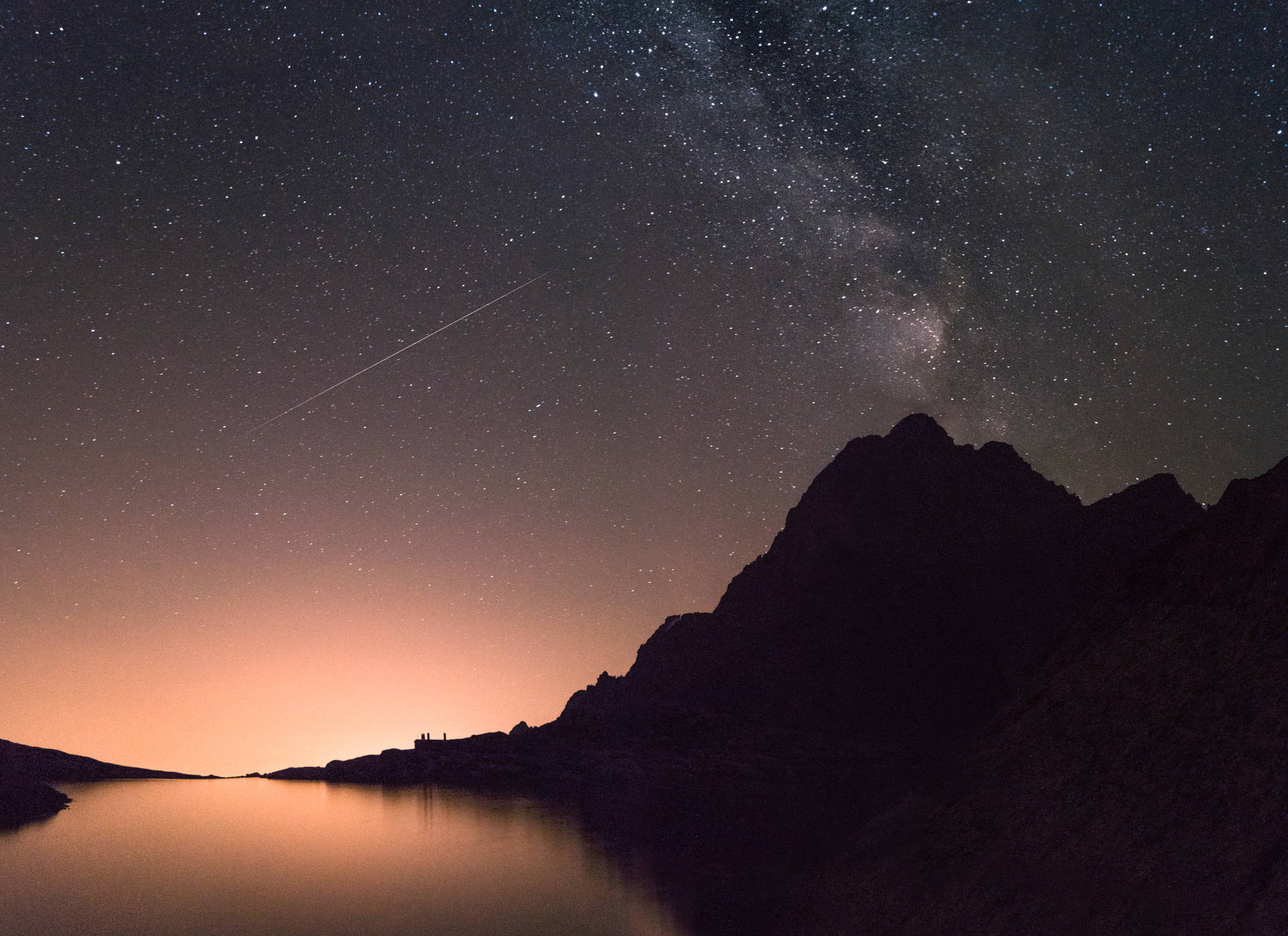 夜晚山間湖泊上空的銀河系
