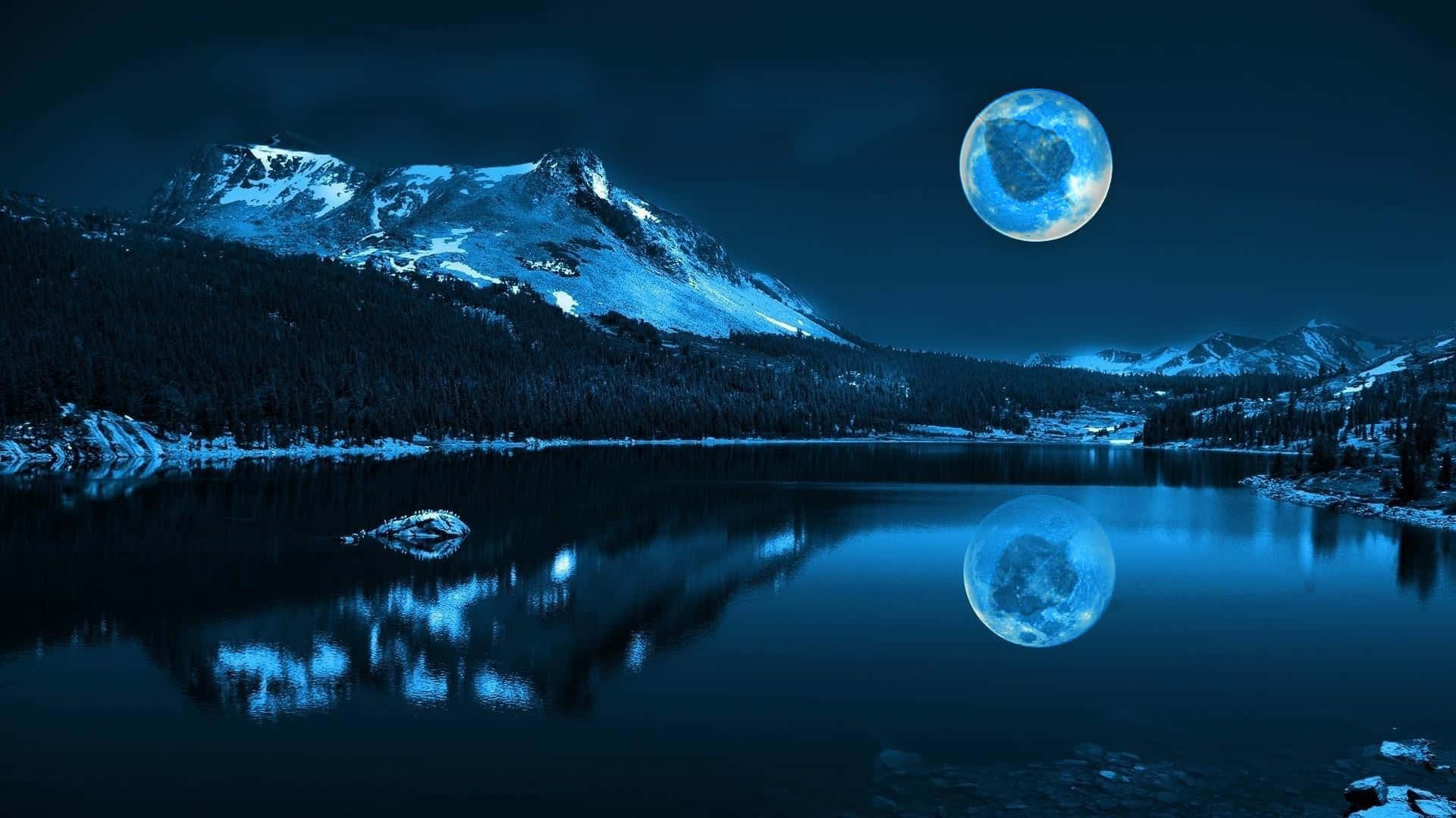 山湖月色背景 壁紙 — 寧靜的冬季湖泊在黑暗的夜空下反射出閃爍的藍色月亮和積雪覆蓋的山脈。