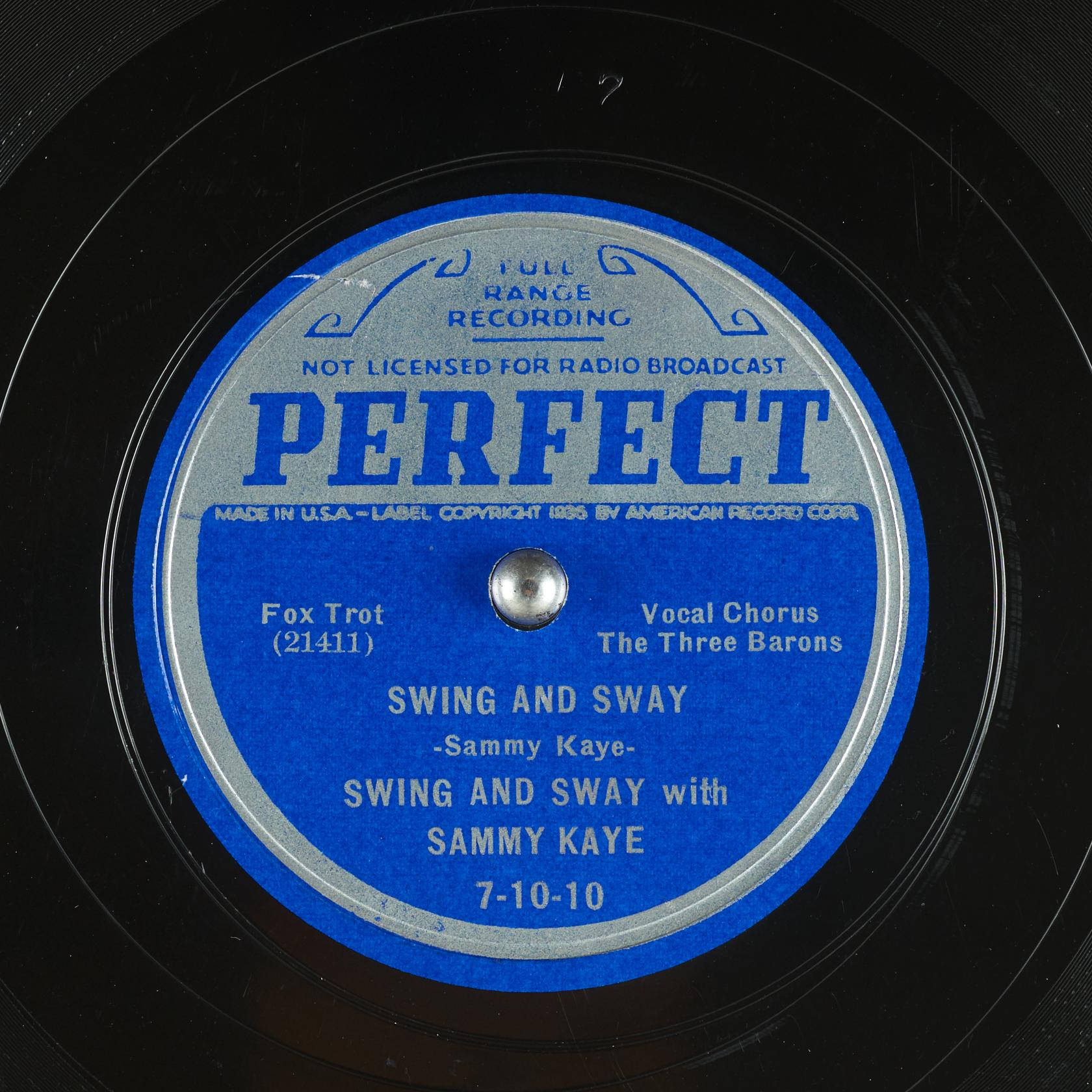 Sammy Kaye 嘅「Swing and Sway」嘅復古藍色同銀色黑膠唱片標籤。