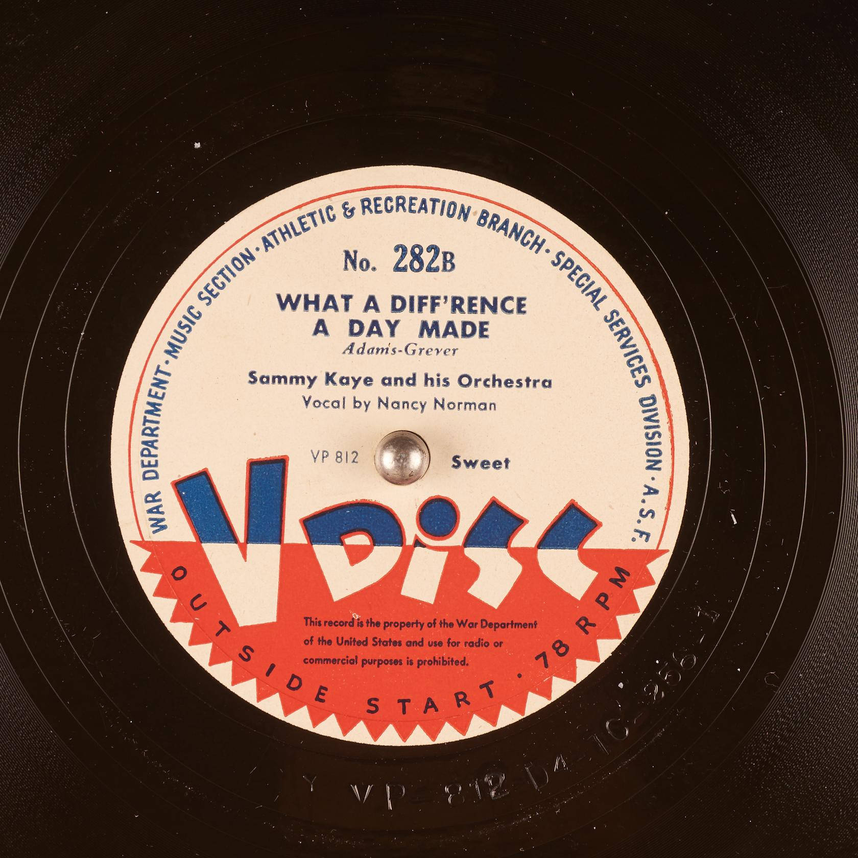 Sammy Kaye 和他的樂團演唱的《What a Difference a Day Made》的復古 War Department 唱片標籤。