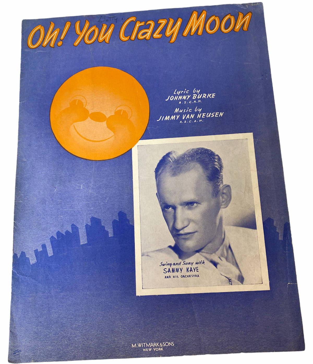 《Oh! You Crazy Moon》嘅復古樂譜封面，有微笑月亮同Sammy Kaye肖像。