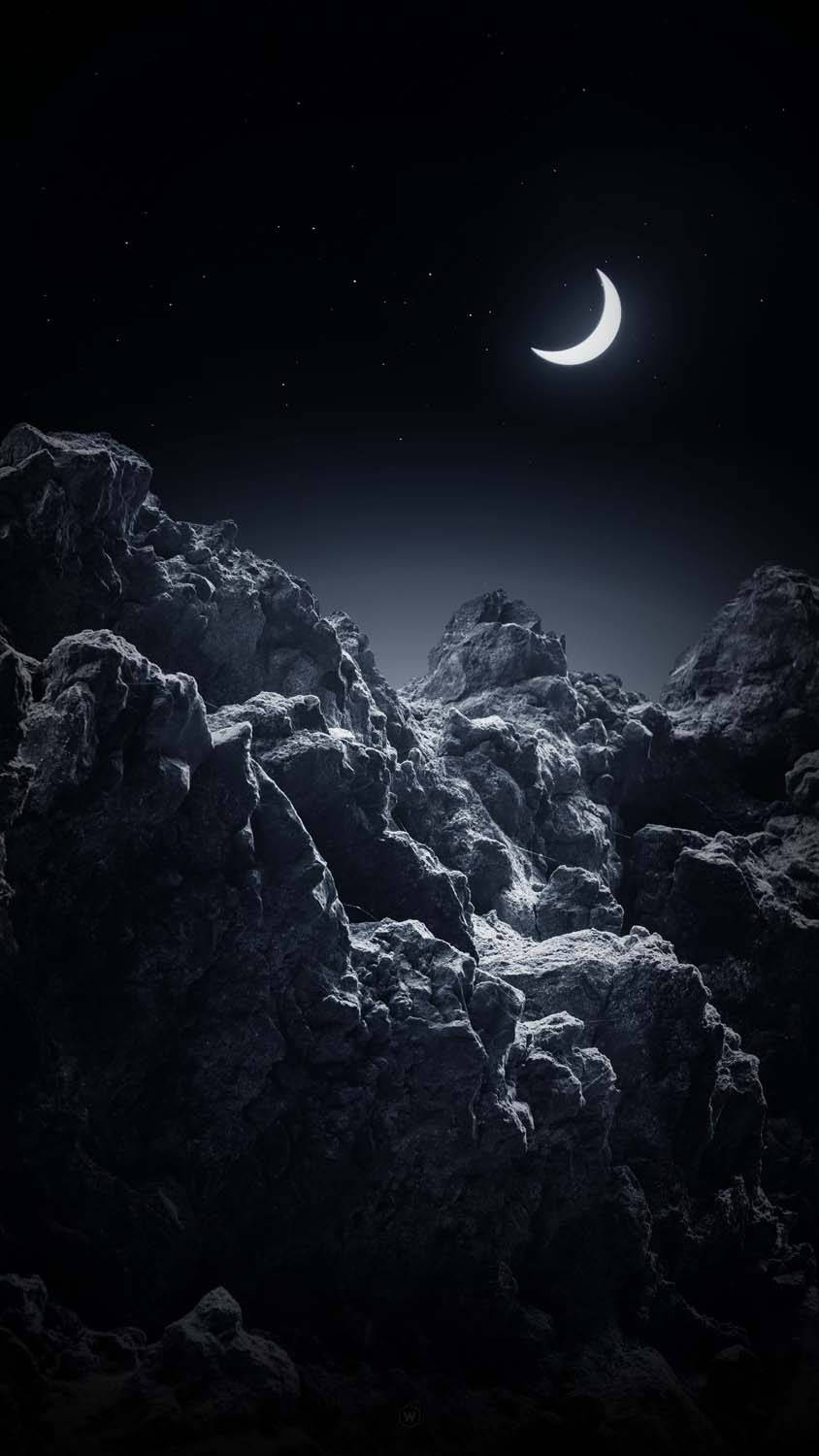新月在黑暗岩石山脈上方，夜晚星空 — 夜空 壁紙