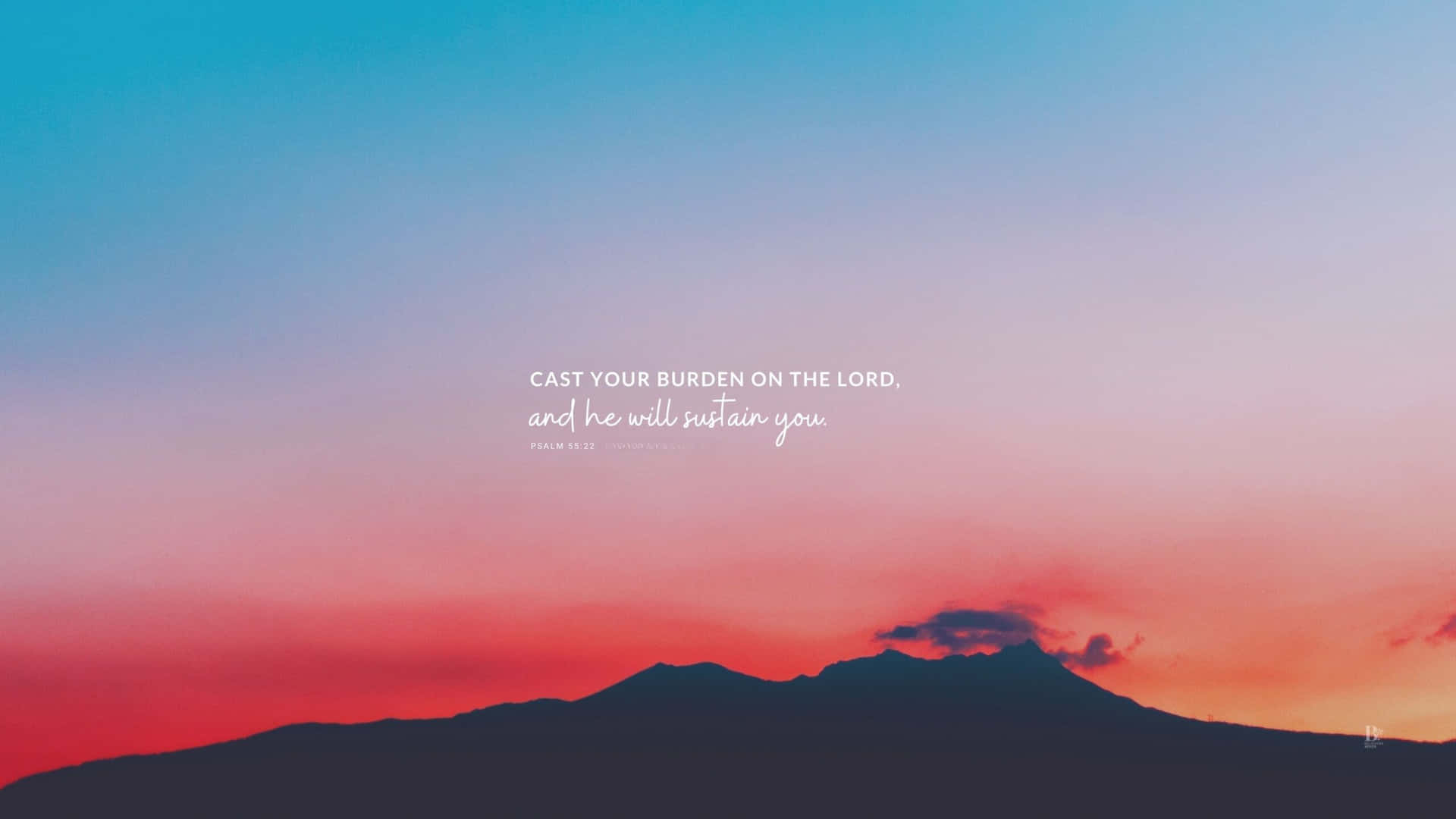 Bible Verse Desktop 桌布 壁紙 — 山脈剪影在藍、粉紅、橙色的漸變天空下，日落時分，附有勵志文字疊加。
