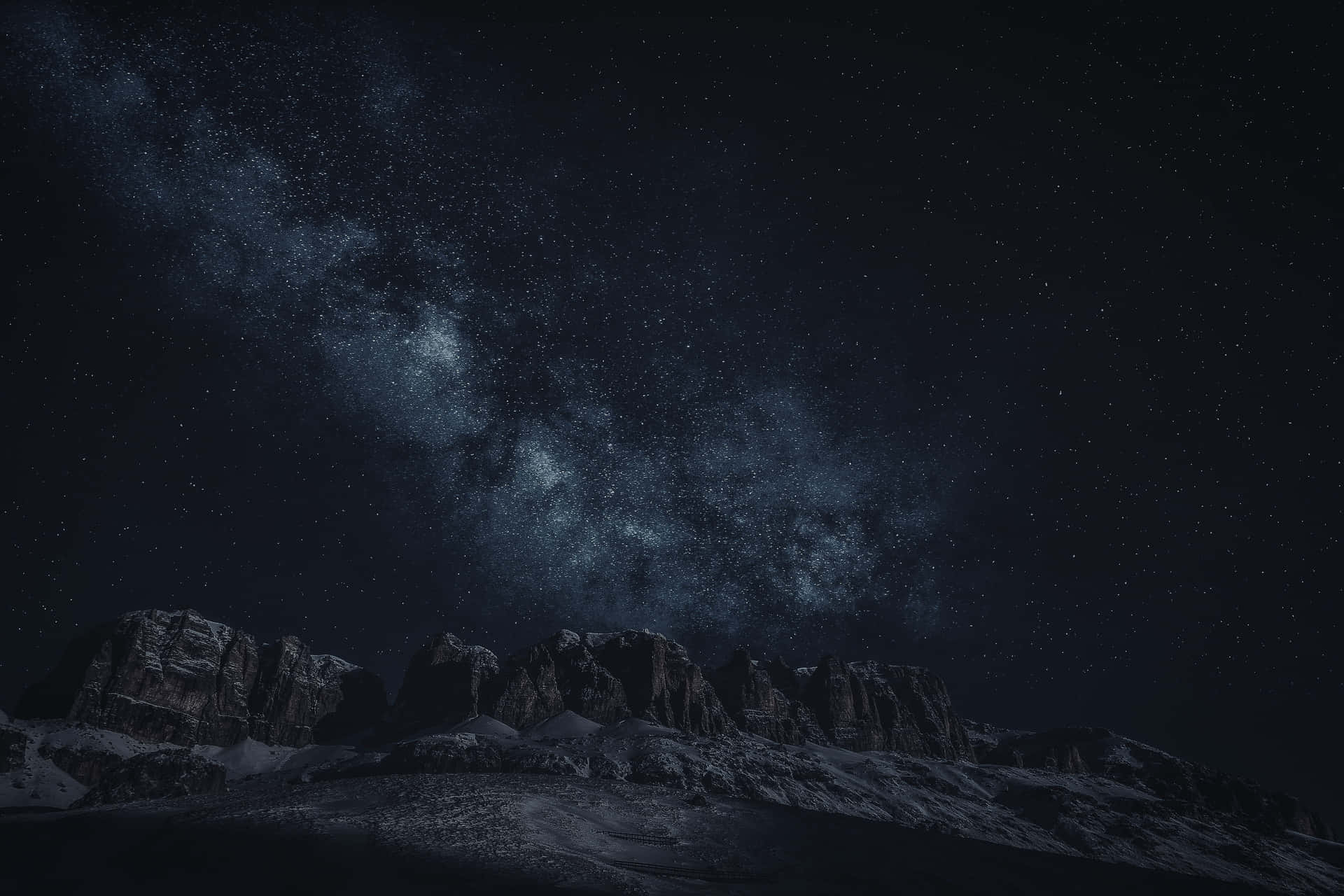 在星空夜空下可見銀河的雪山。