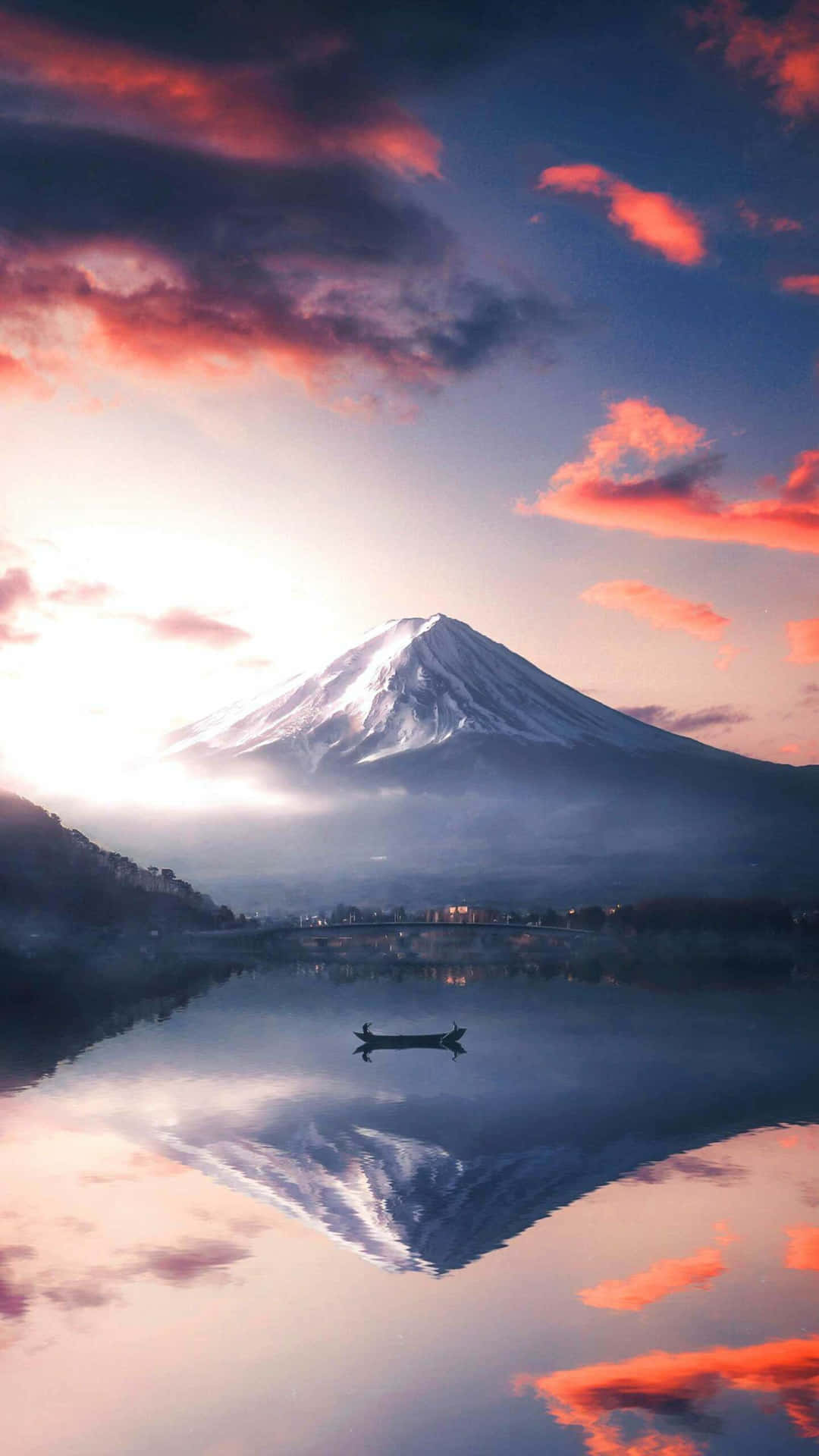 富士山倒映在湖中，有一艘小船和色彩繽紛的夕陽雲。