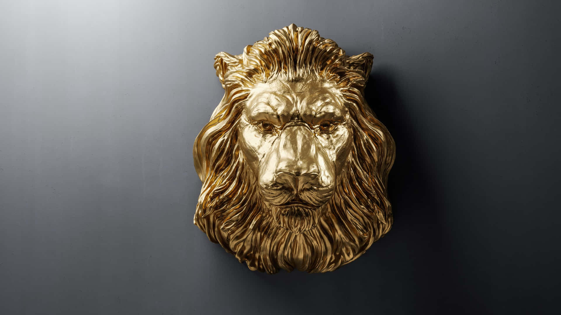 金色獅頭雕塑安裝在深灰色牆上
