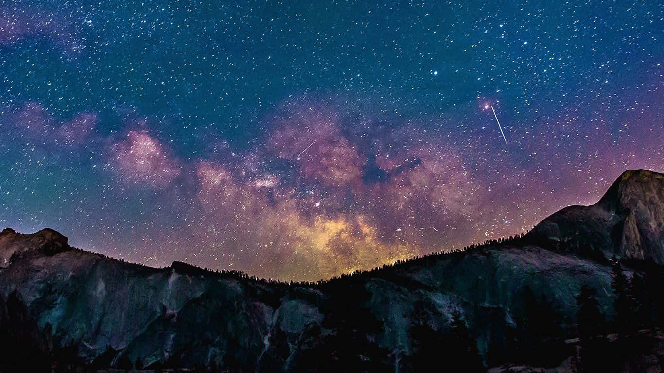 山脈上空有銀河的星空夜景