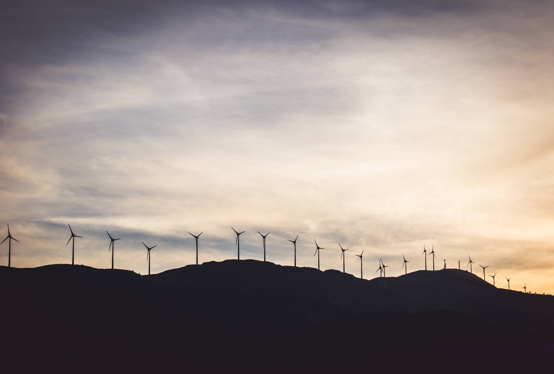 山丘上的風力發電機，日落時分