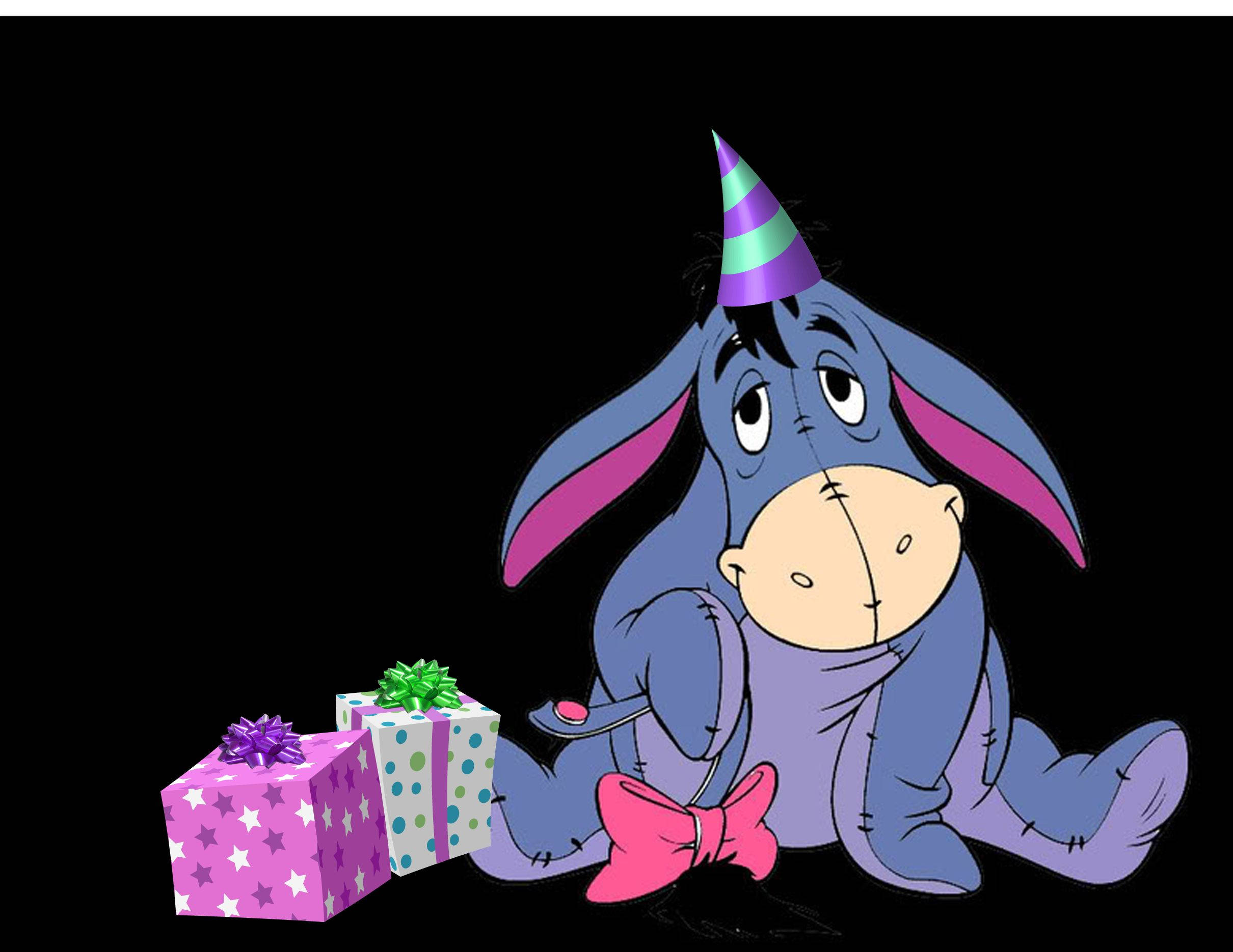 屹耳生日禮物 壁紙 — 伊唷戴著紫色和綠色的派對帽，坐在黑色背景前兩個色彩繽紛的禮物盒旁邊。
