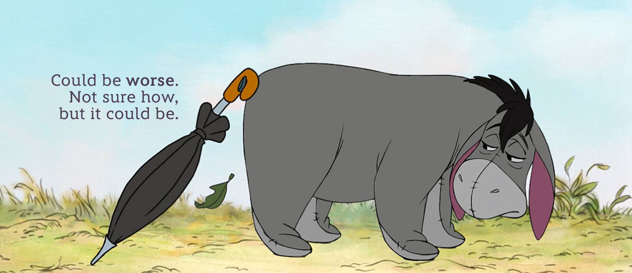 屹耳與灰傘的哲思 壁紙 — Eeyore 這頭憂鬱的驢子站在草地上，拿著一把破傘，表情無奈。