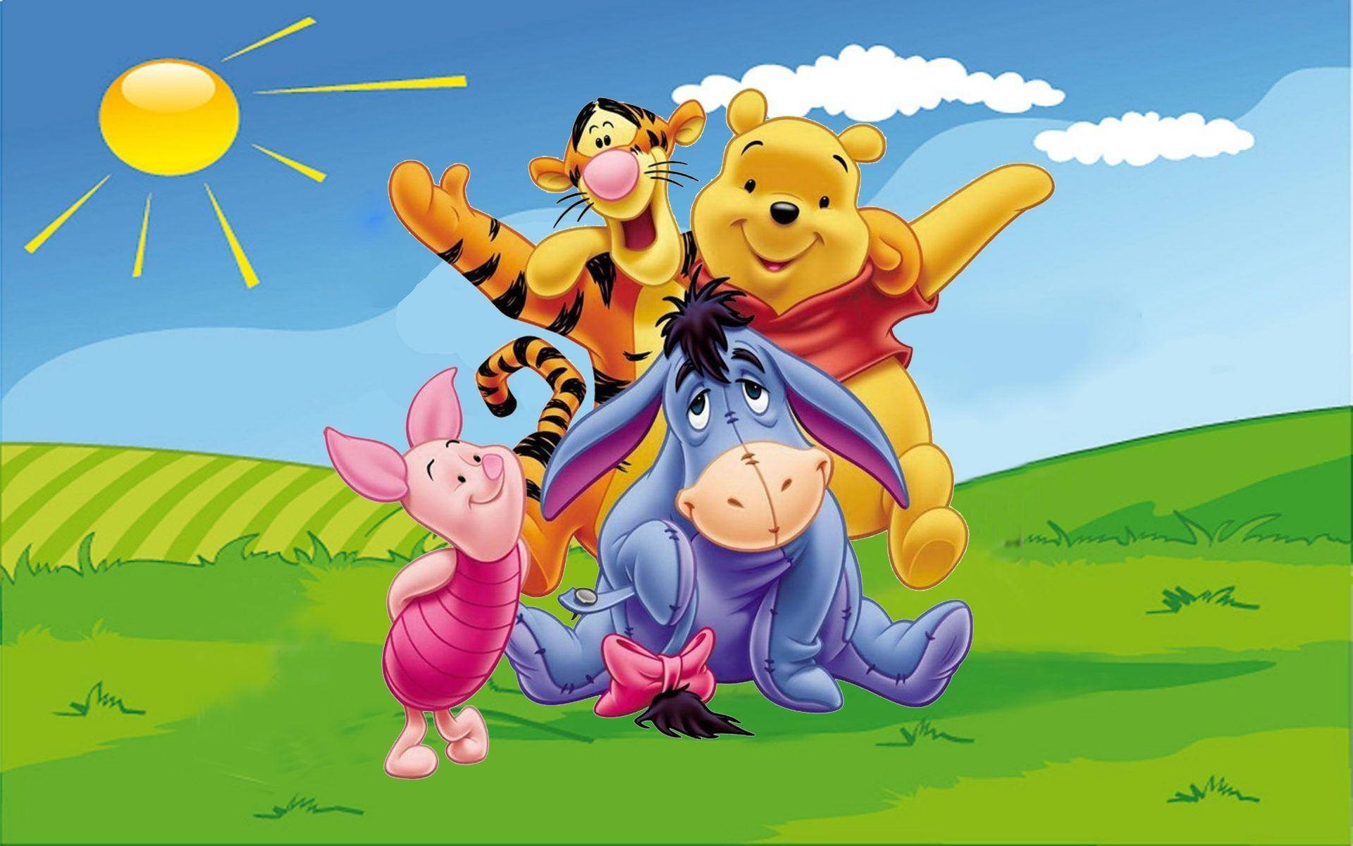 屹耳陽光下的快樂時光 壁紙 — 小熊維尼、跳跳虎、小豬和咿唷在陽光明媚的綠色山丘上歡樂地聚集，背景是明亮的藍天和蓬鬆的白雲。
