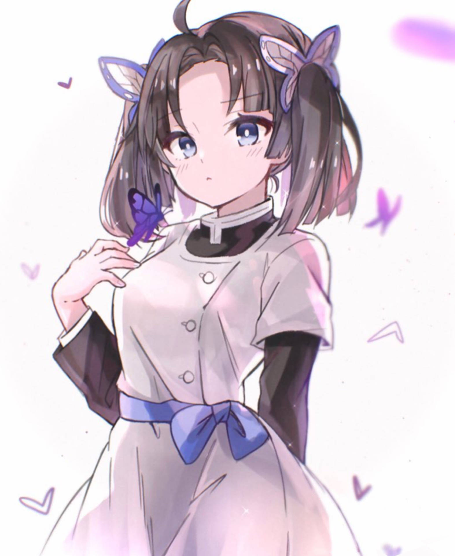 動漫女孩長著貓耳朵，手持一隻紫色蝴蝶，周圍漂浮著愛心。