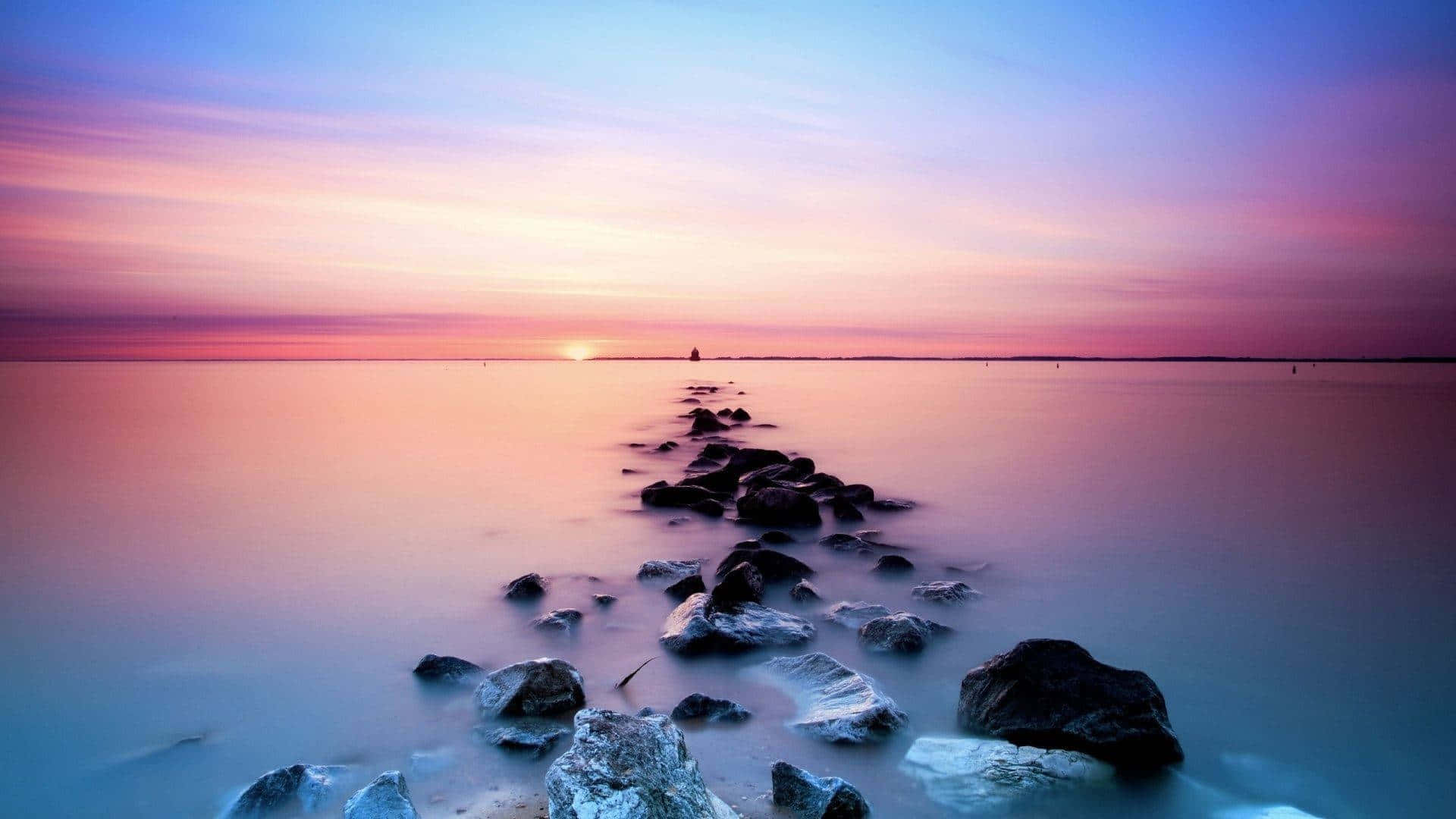 岩石線條襯托夕陽背景 壁紙