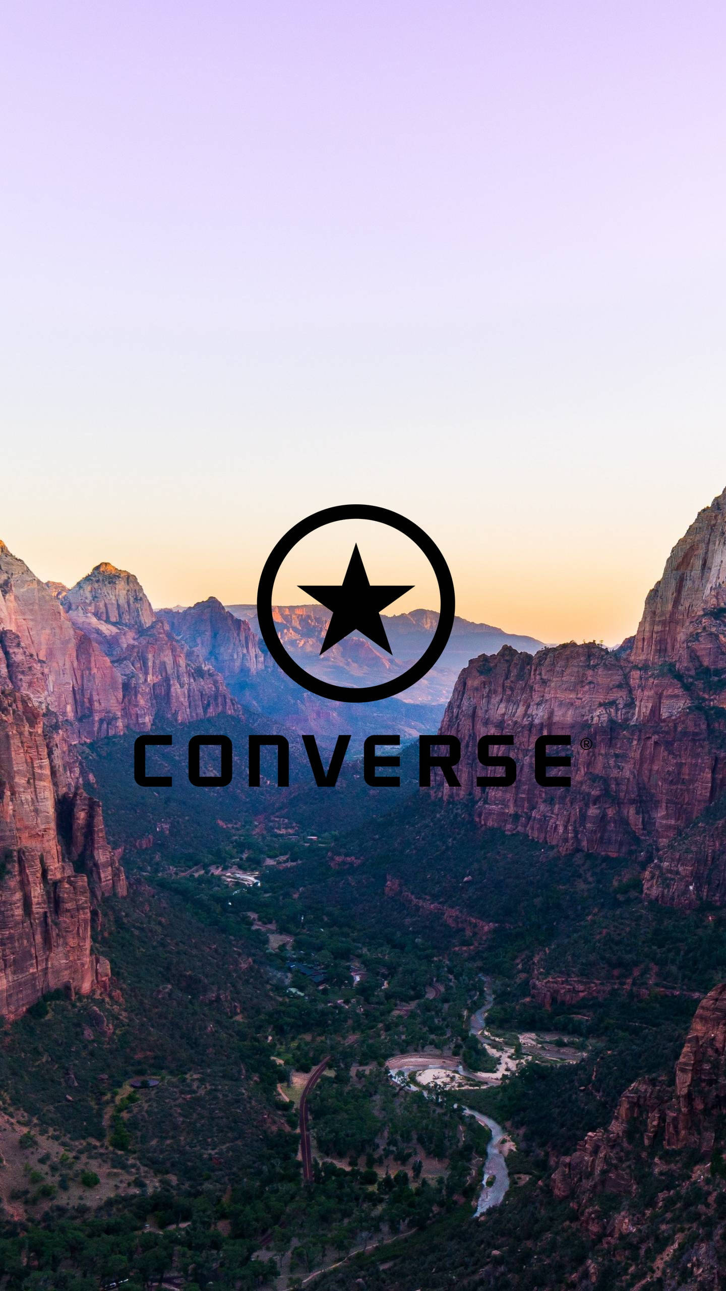 峽谷風Converse標誌設計 壁紙 — 日落時分寧靜的峽谷山谷，蜿蜒的河流和Converse標誌重疊。