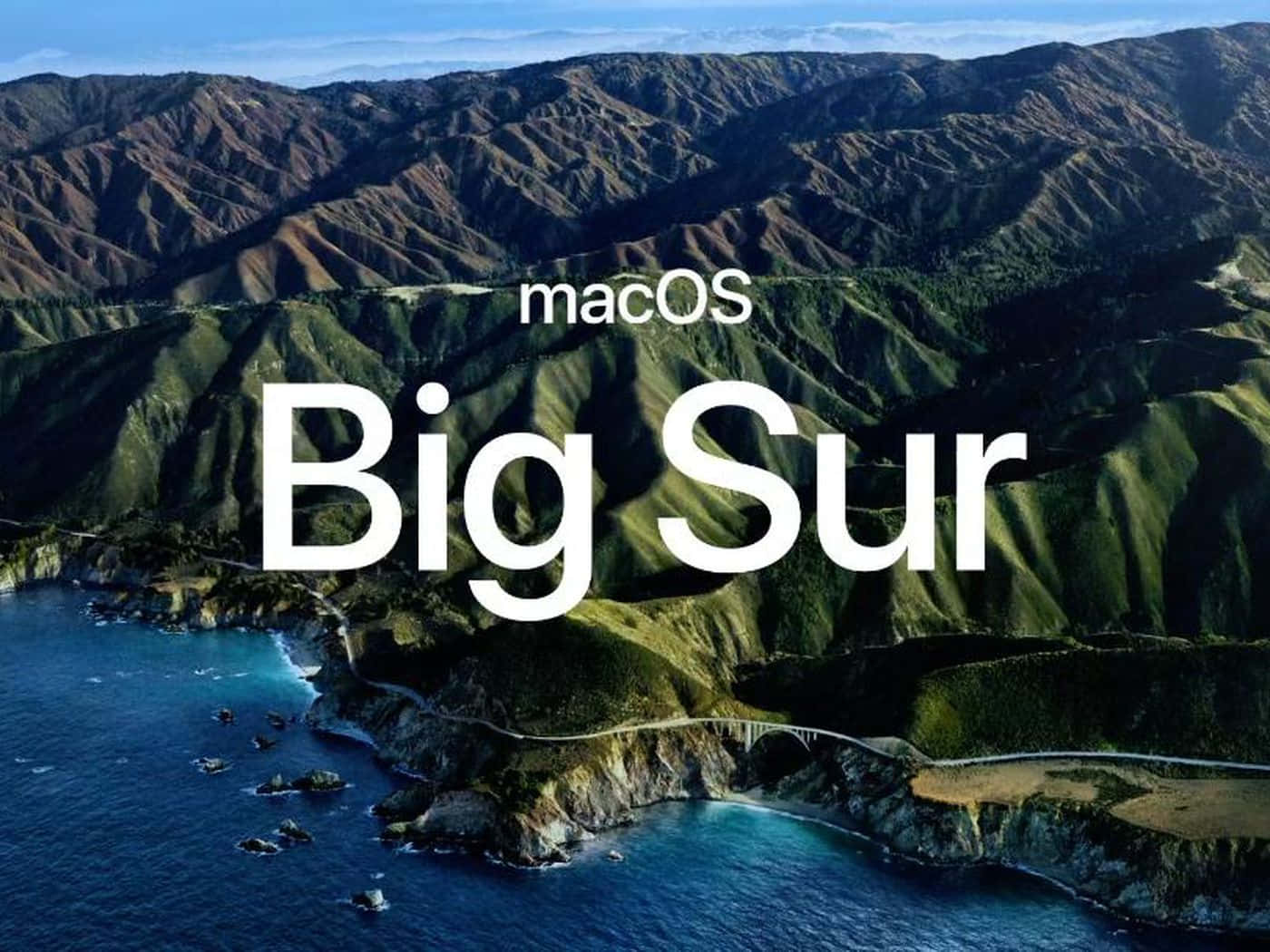 綠色山脈和藍色海洋的鳥瞰圖，蜿蜒的道路和macOS Big Sur文字。