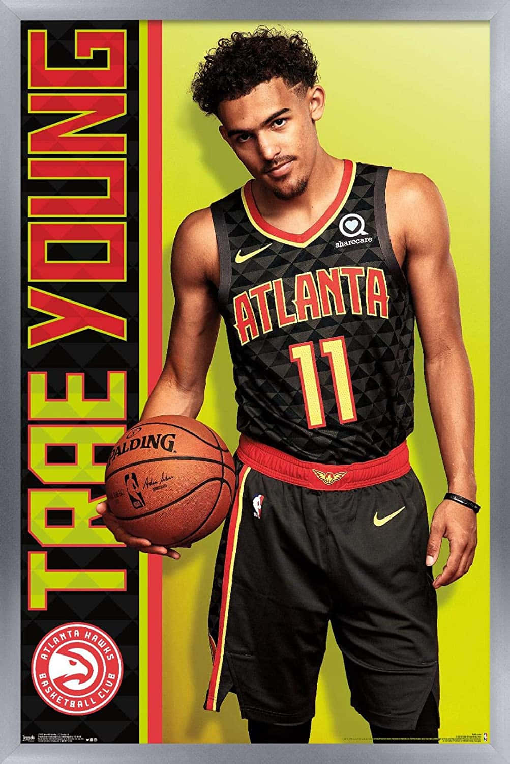 「崛起吧！為亞特蘭大老鷹隊加油！」 壁紙 — 運動型籃球運動員 Trae Young 身穿亞特蘭大老鷹隊球衣，在鮮黃色背景下手持籃球。