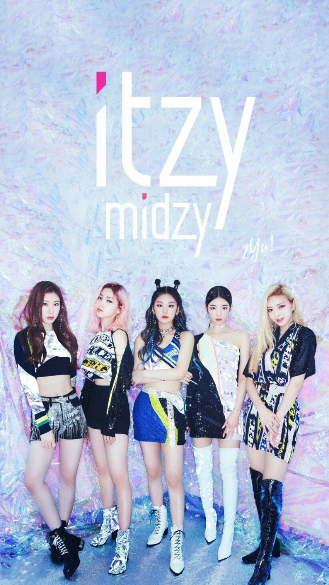 崛起的K-pop新星：ITZY展現迷人美學 壁紙 — 五位時尚的K-pop女孩在閃爍的粉紫和藍色紋理背景前自信地擺姿勢，帶有「itzy midzy」文字。