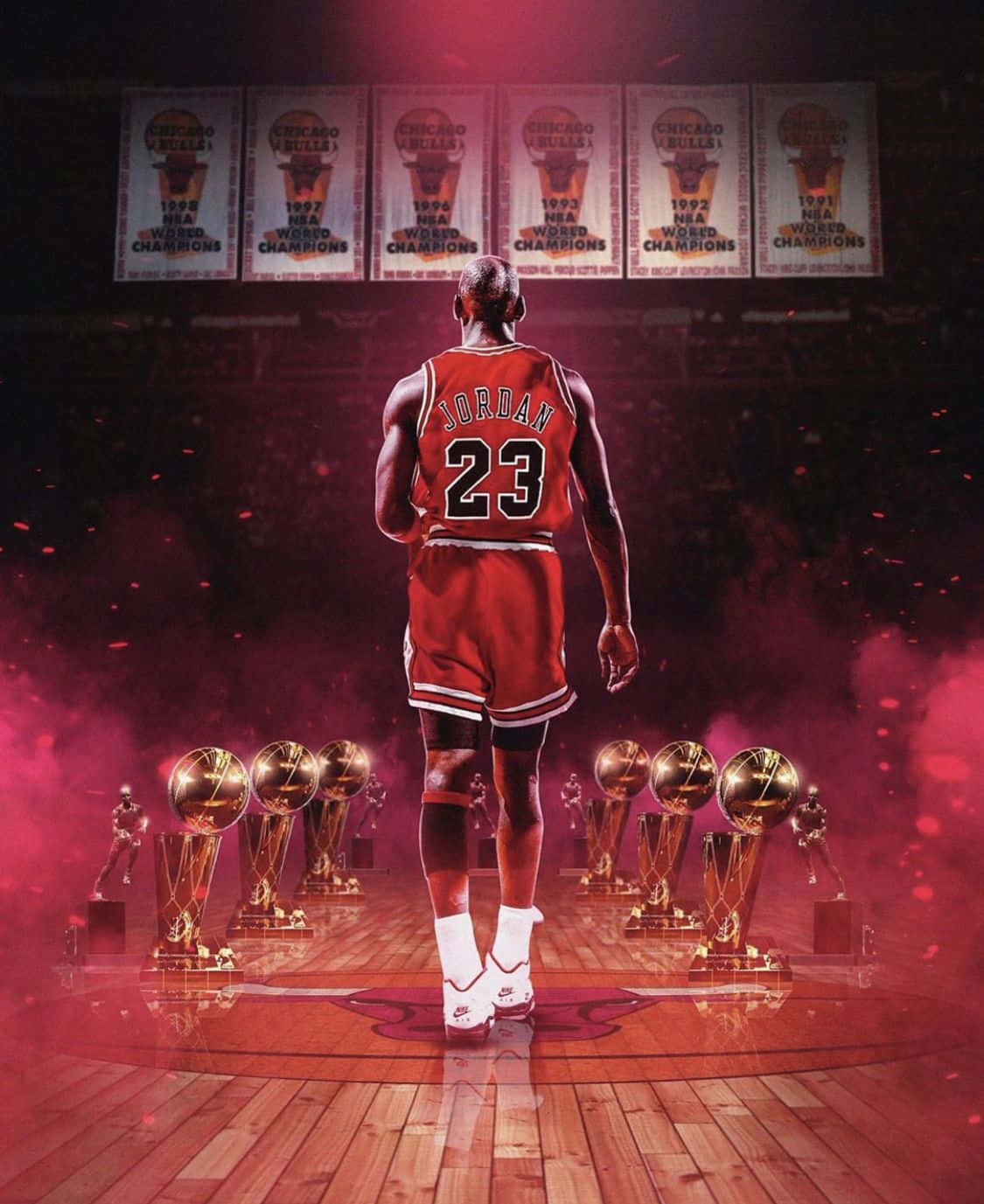 米高佐敦身穿紅色球衣站在球場上，周圍環繞著NBA冠軍獎盃。