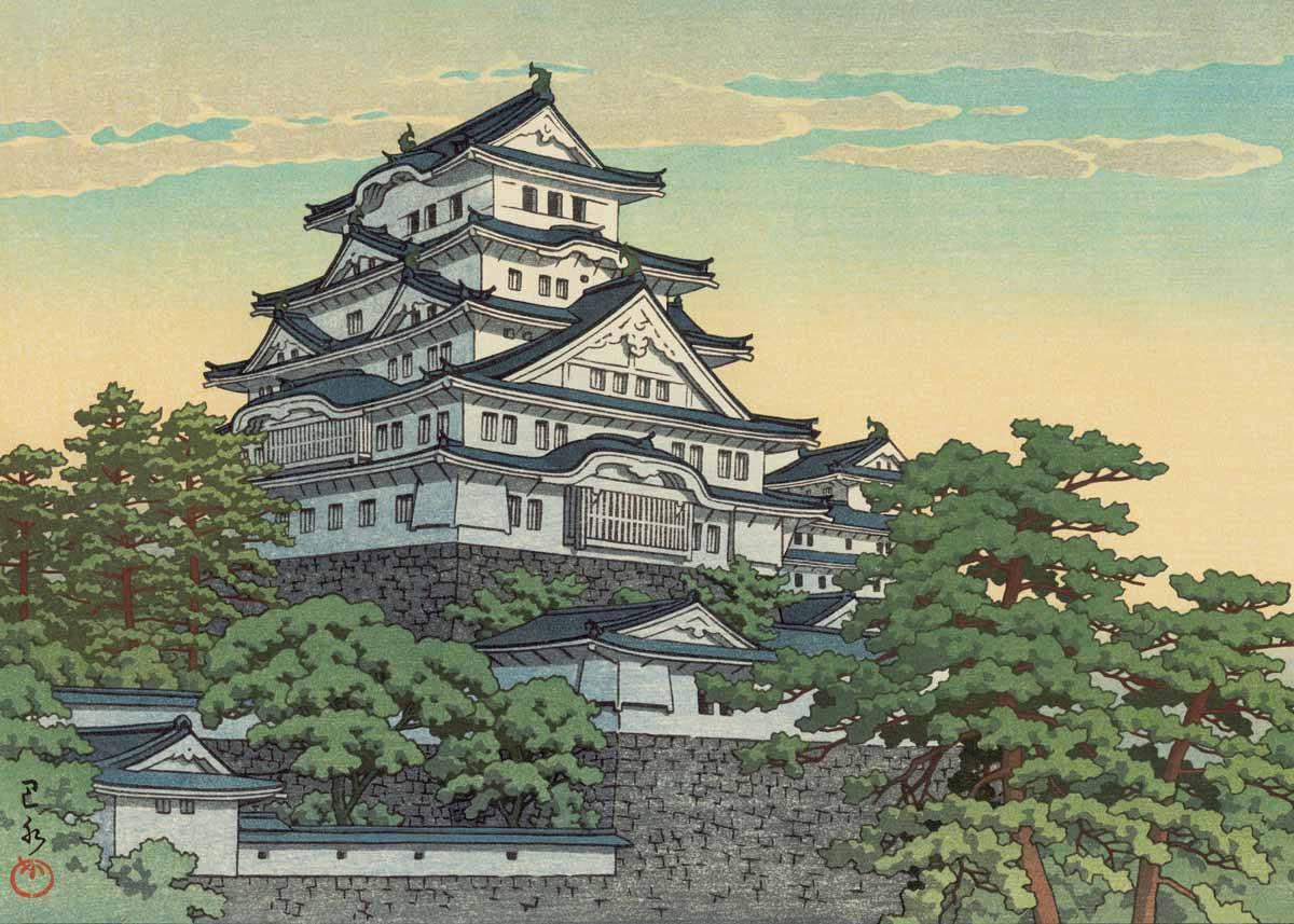 一座日本城堡，被樹木和石牆環繞，天空柔和。